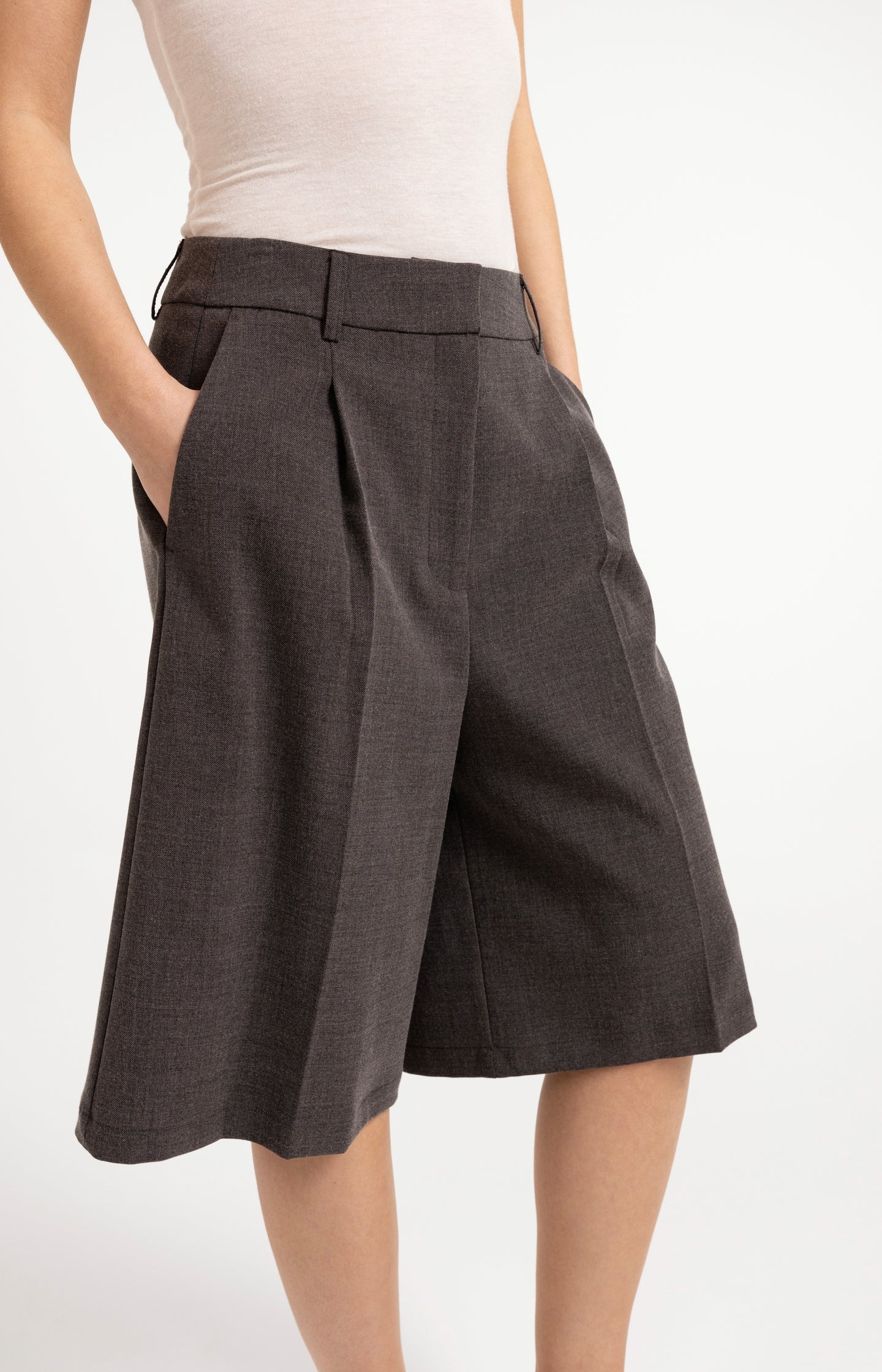 Bermuda shorts with high-waist and pleats