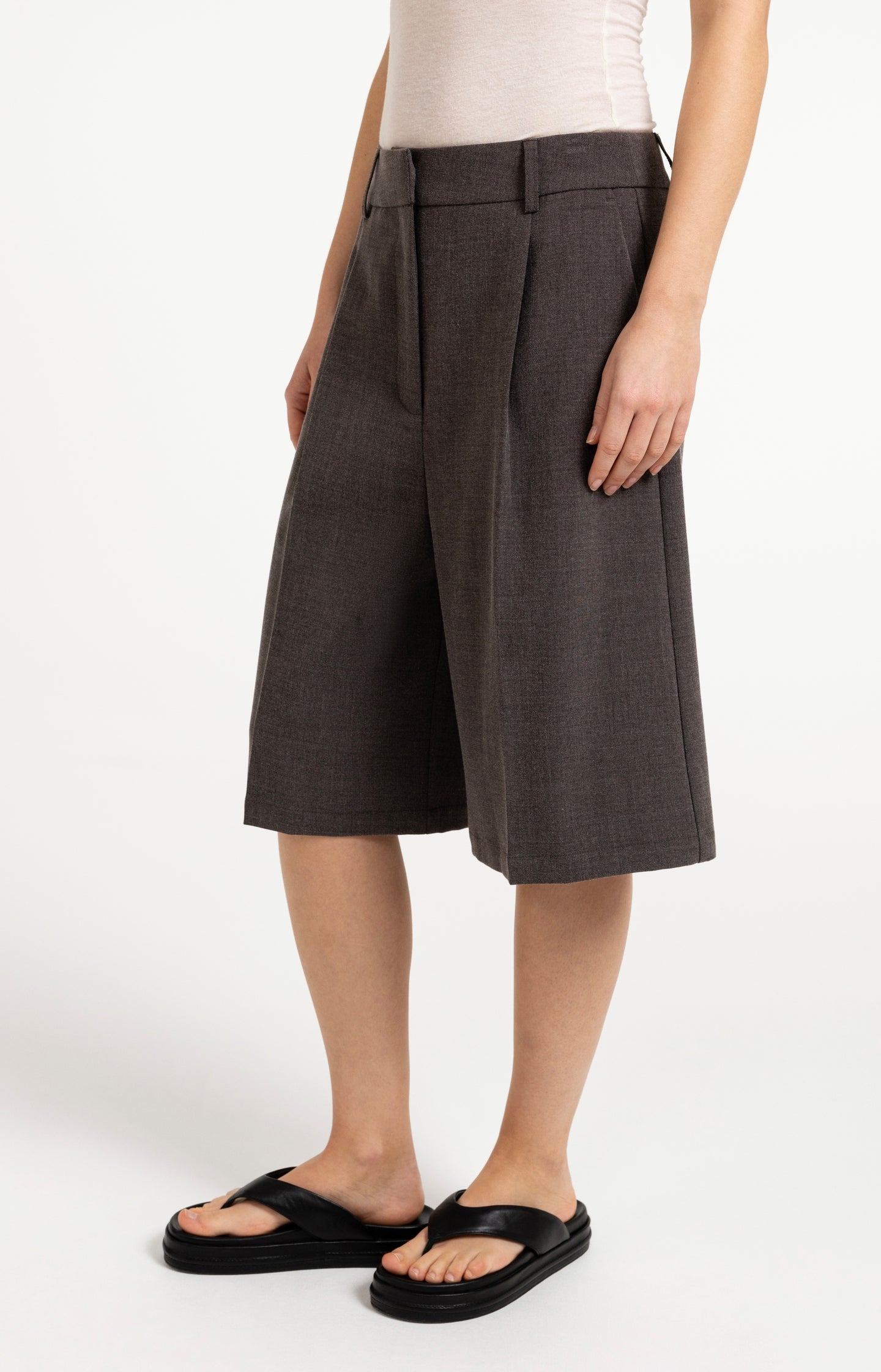 Bermuda shorts with high-waist and pleats