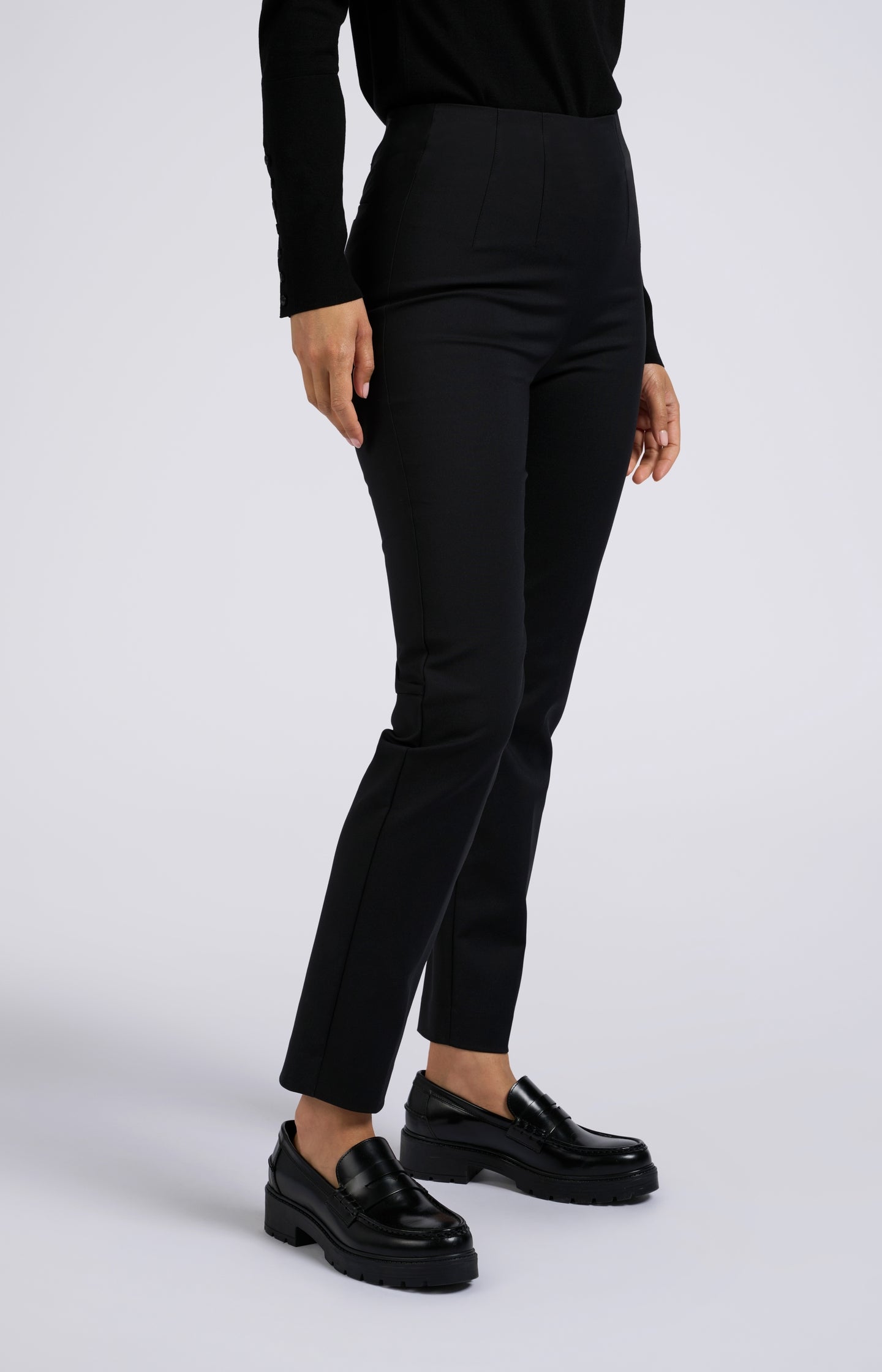 Black pants with high waist and straight legs - Type: lookbook