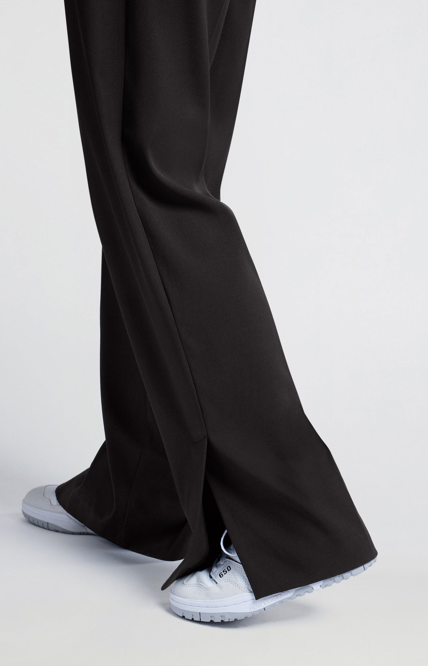 Pants with high waist and wide legs with slit