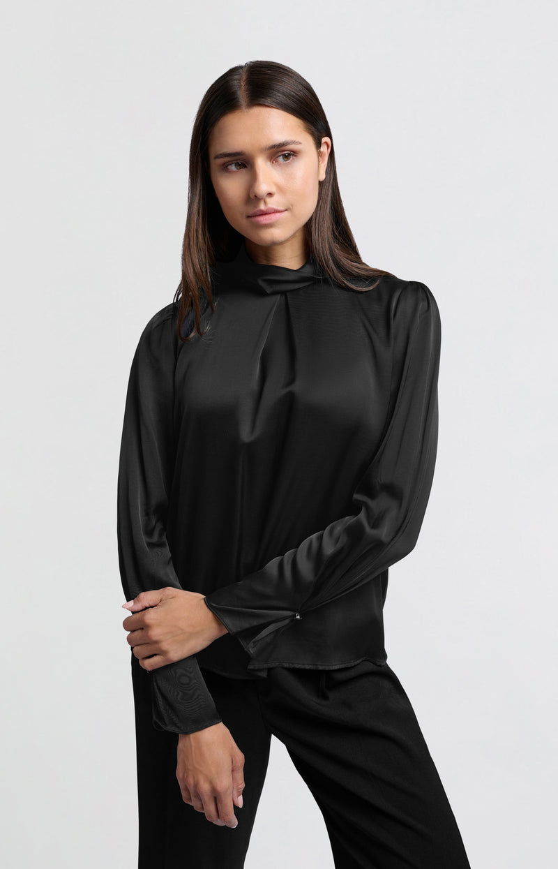 Blouse with pleats and turtleneck