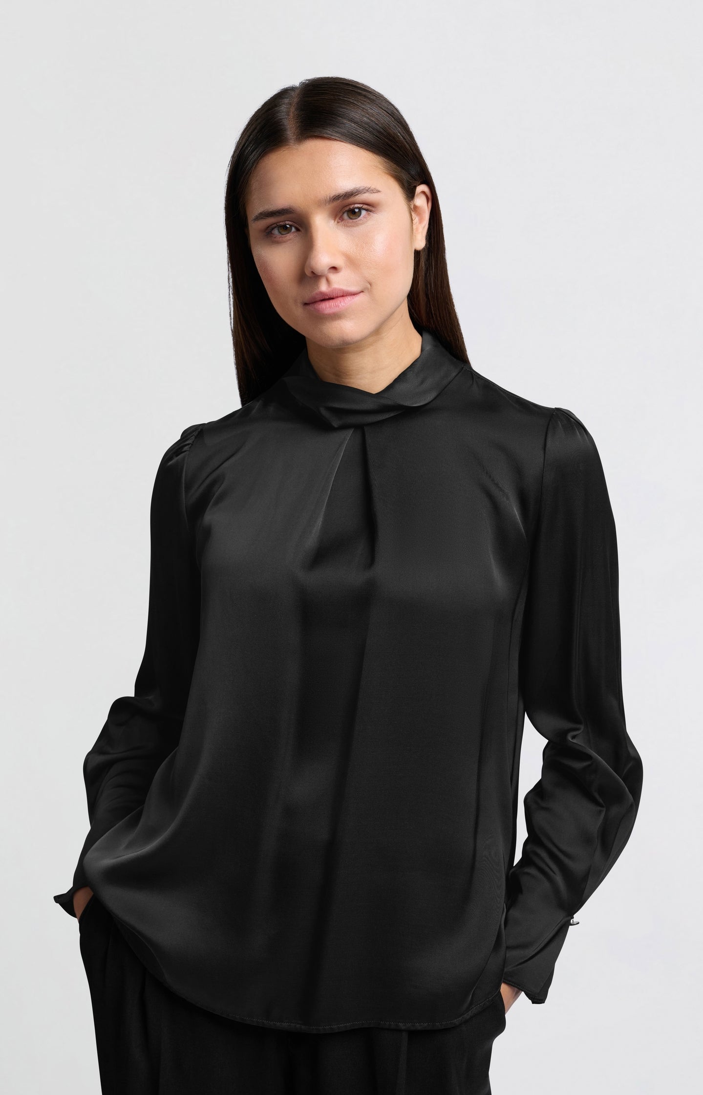 Blouse with pleats and turtleneck