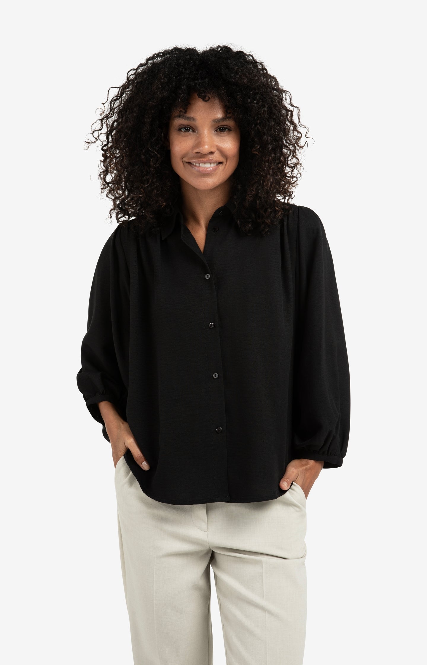 Blouse with balloon sleeves and pleats