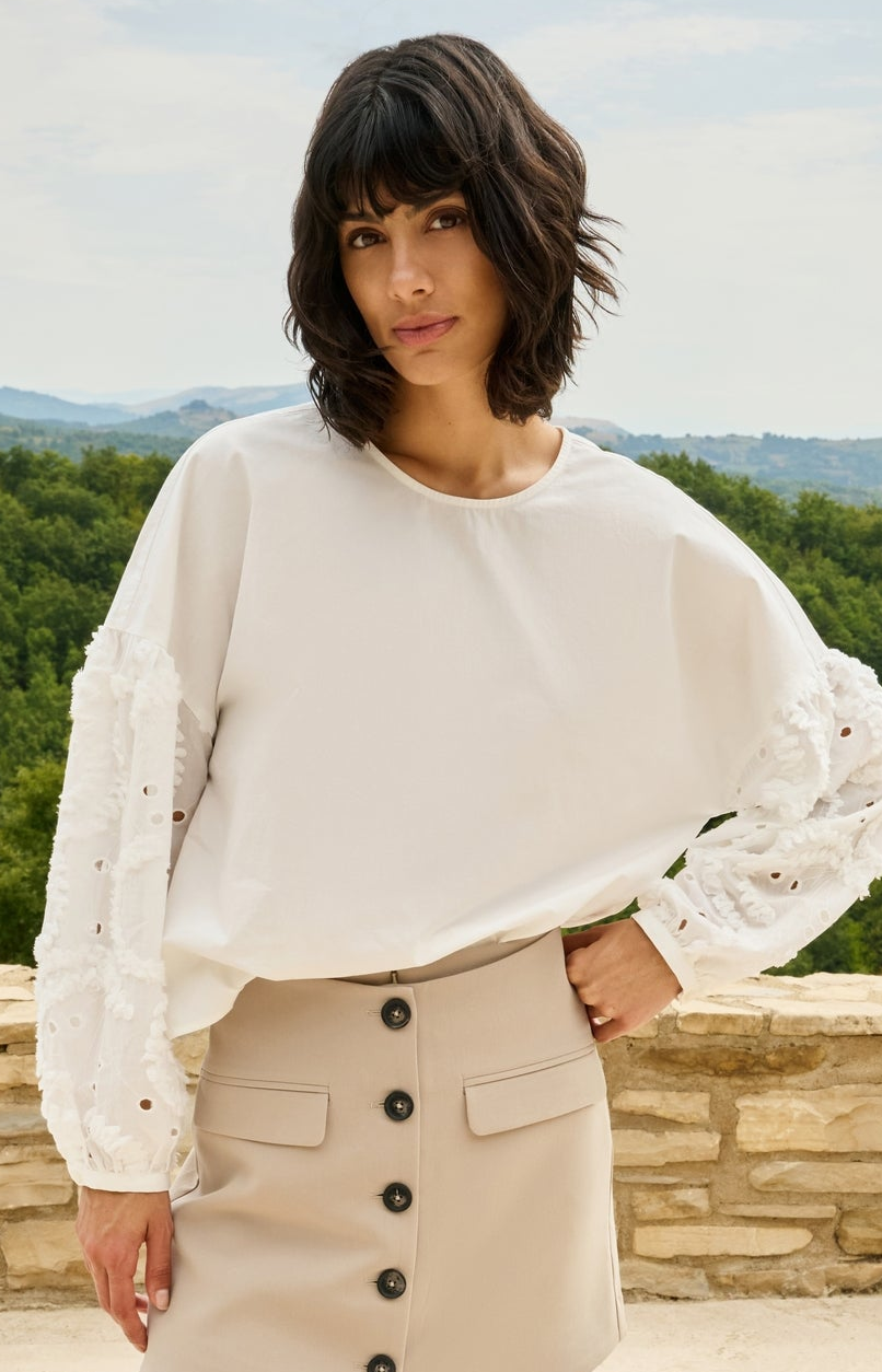 Blouse met geborduurde mouwen en ronde hals