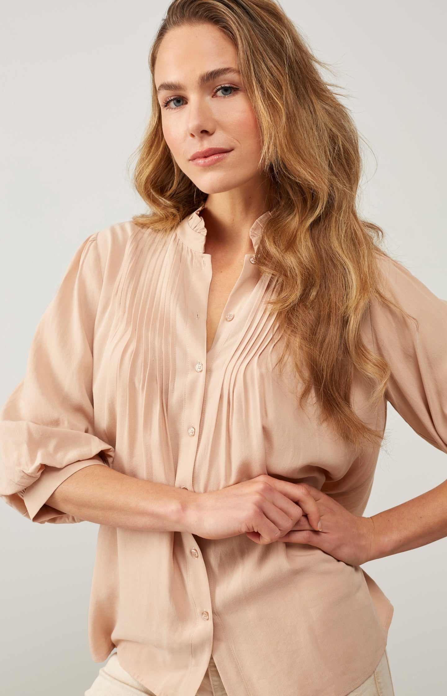 Blouse with half-long sleeves, a ruffled neck and buttons