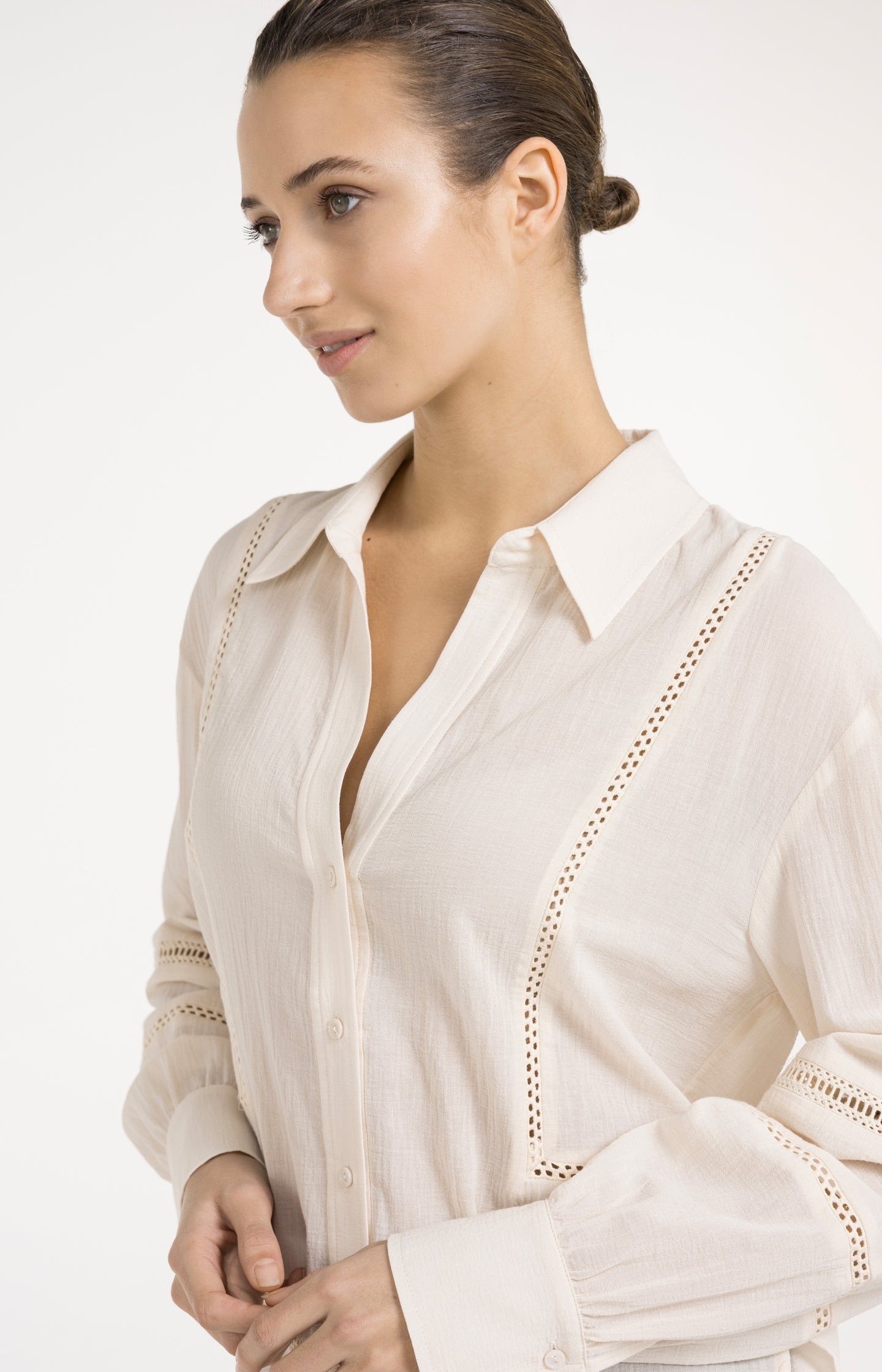 Blouse with long sleeves and lace details
