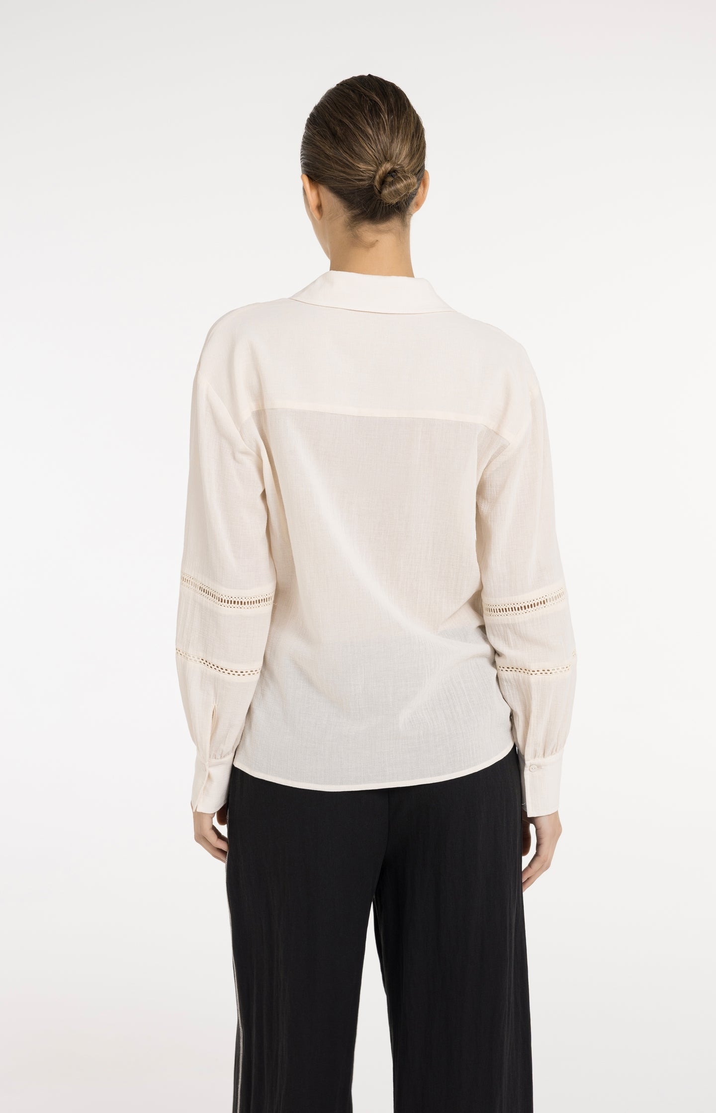 Blouse with long sleeves and lace details