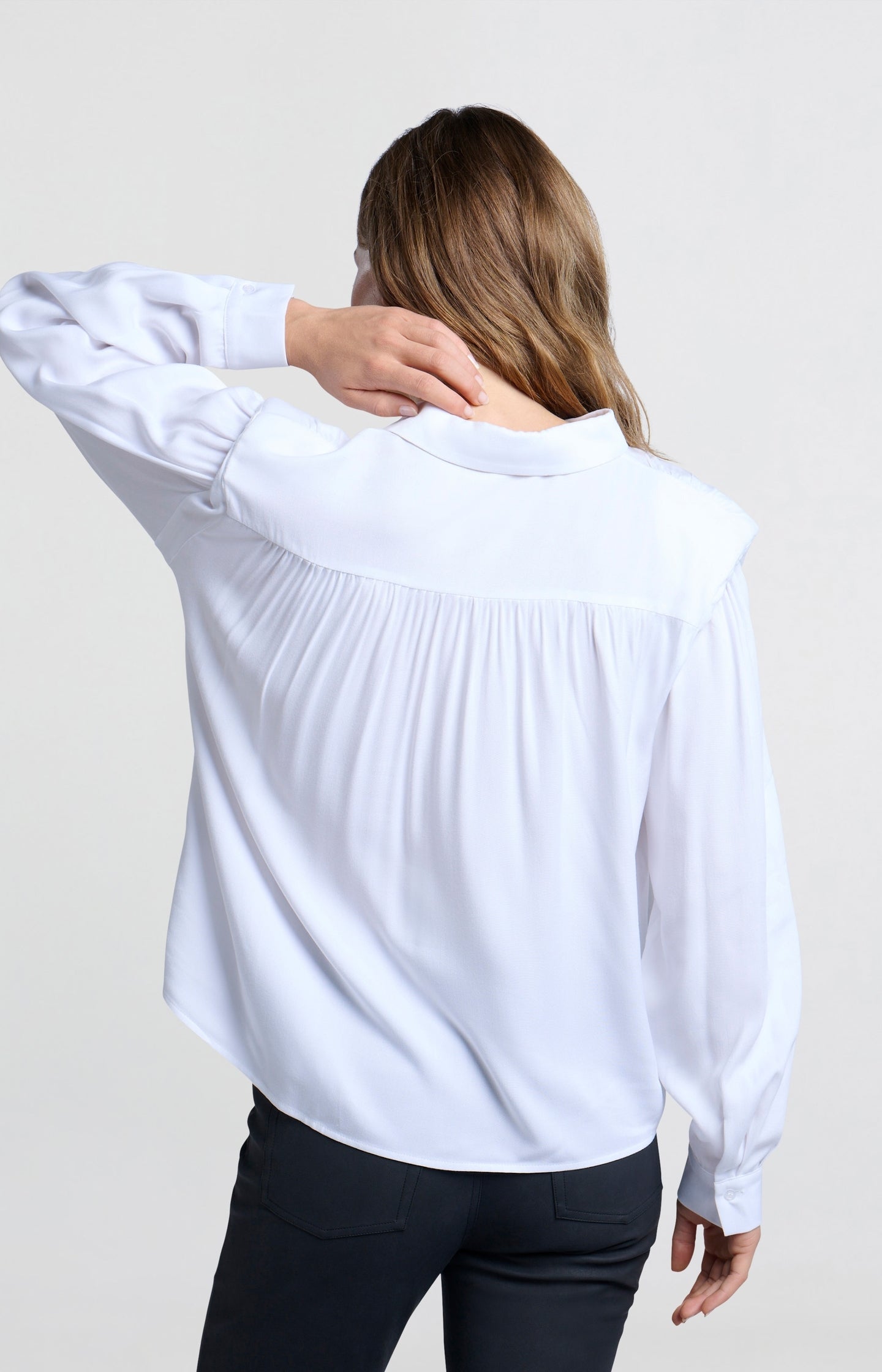 Blouse with long sleeves, buttons and shoulder pads - Type: lookbook