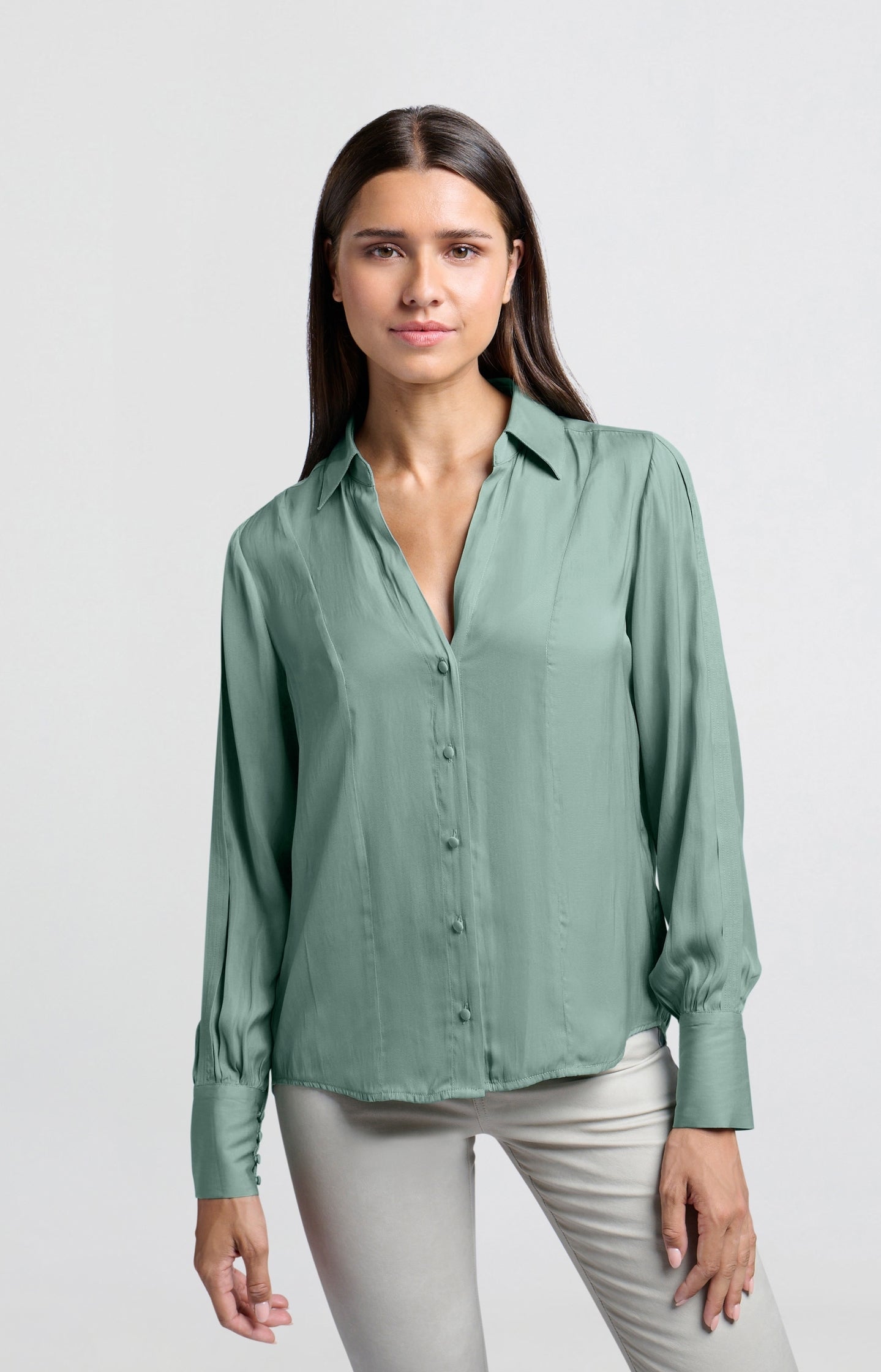 Blouse with long sleeves, classic collar and pleat details - Type: lookbook