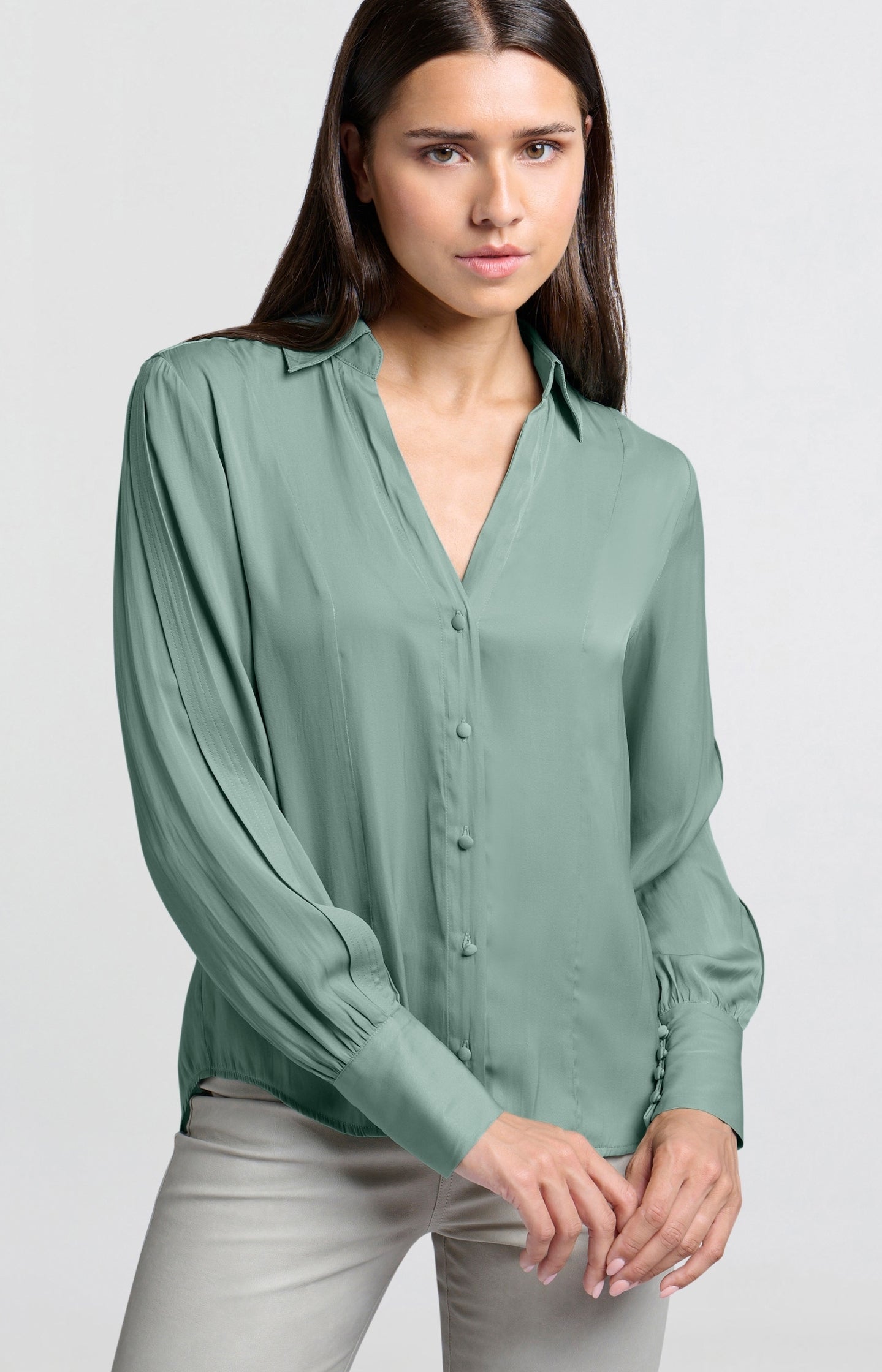 Blouse with long sleeves, classic collar and pleat details