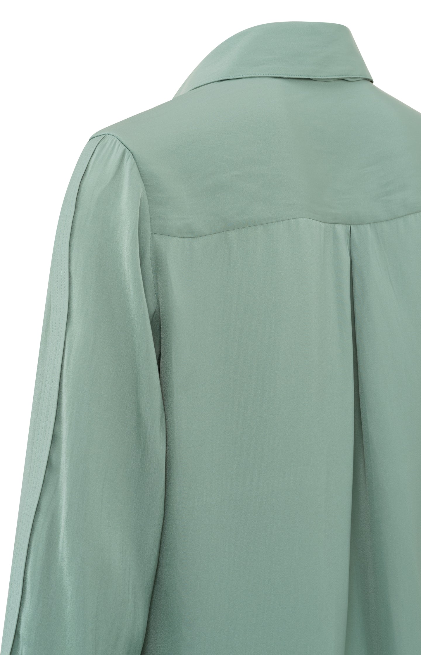 Blouse with long sleeves, classic collar and pleat details