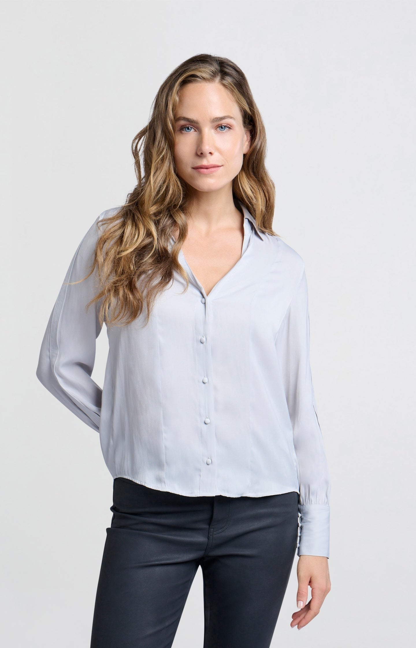 Blouse with long sleeves, classic collar and pleat details