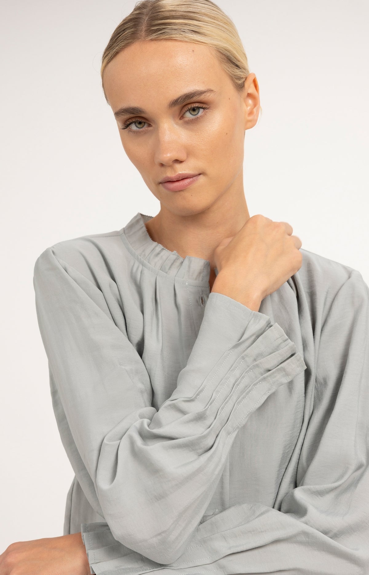 Blouse with pleated collar and cuffs - Illusions Gray