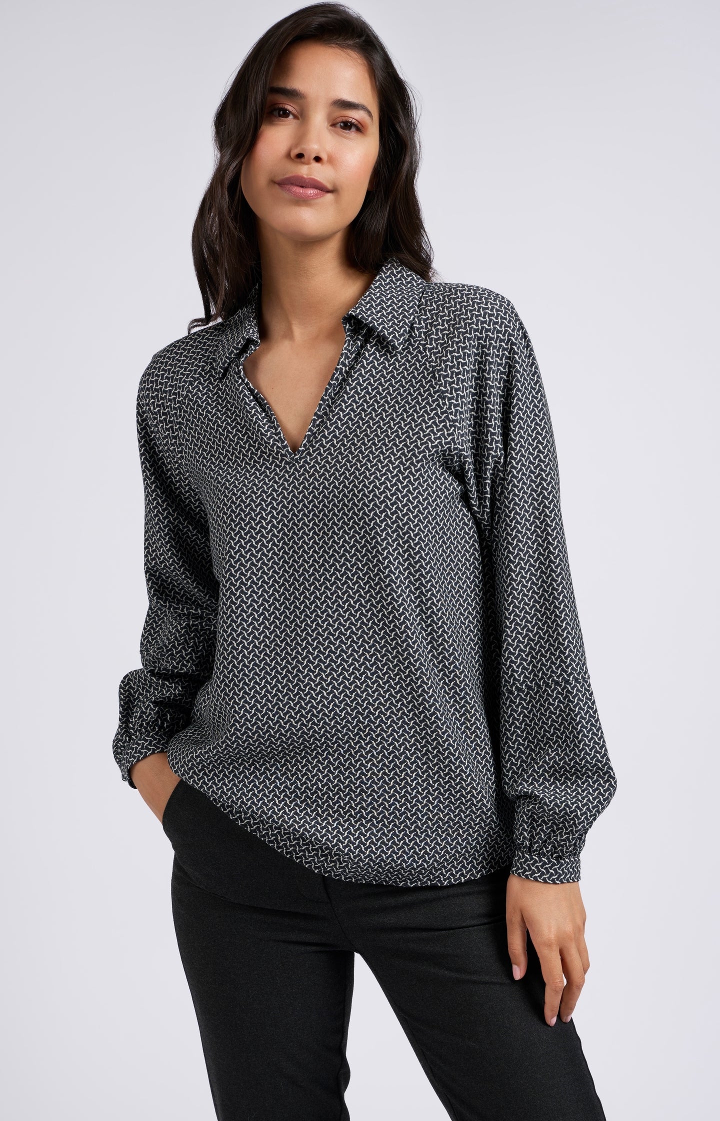 Deze lange blouse heeft een ronde hals, een lange mouw eneen Deze lange blouse heeft een ronde hals, een lange mouw eneen