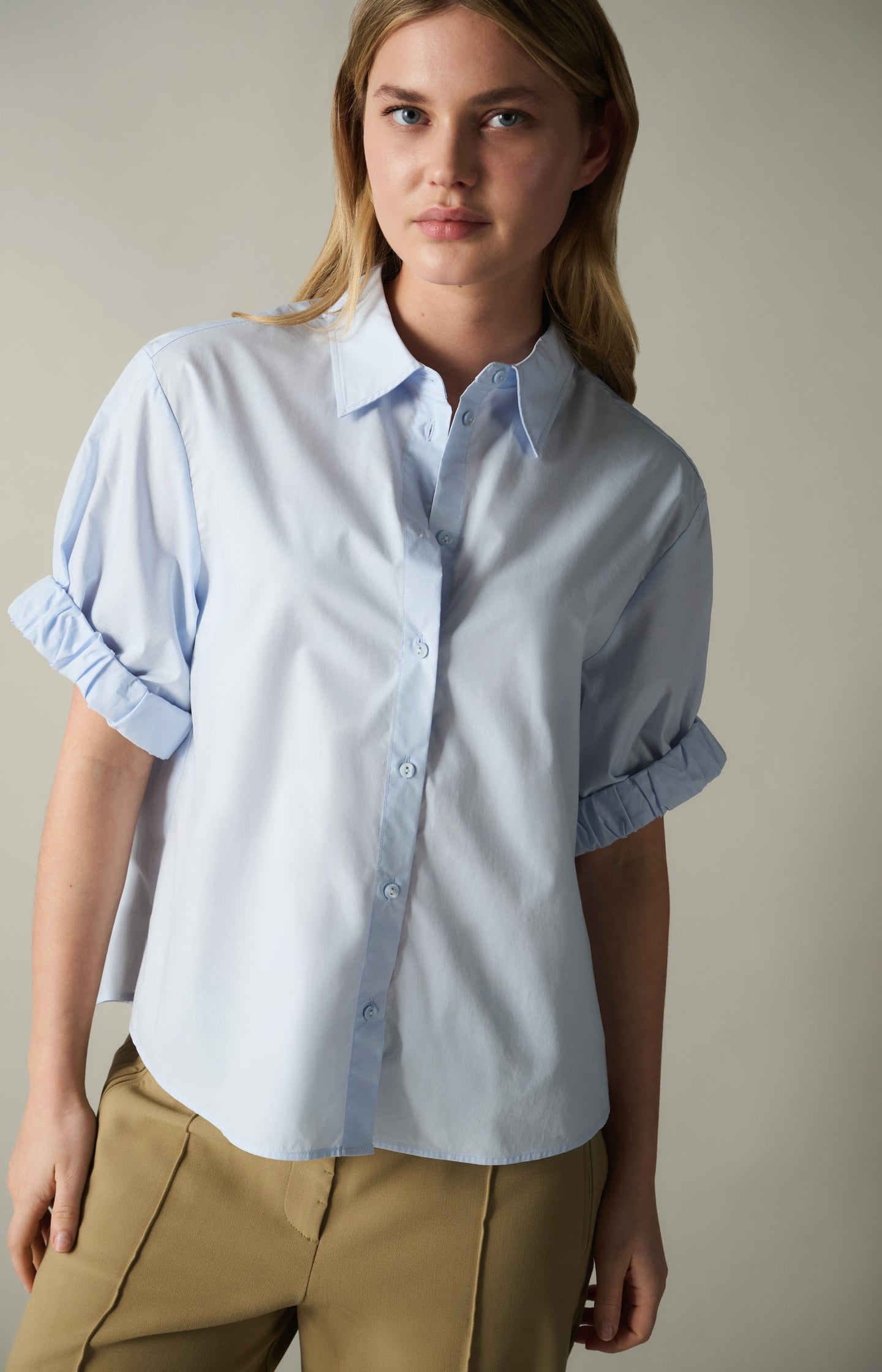 Blouse with short rolled-up sleeves and collar