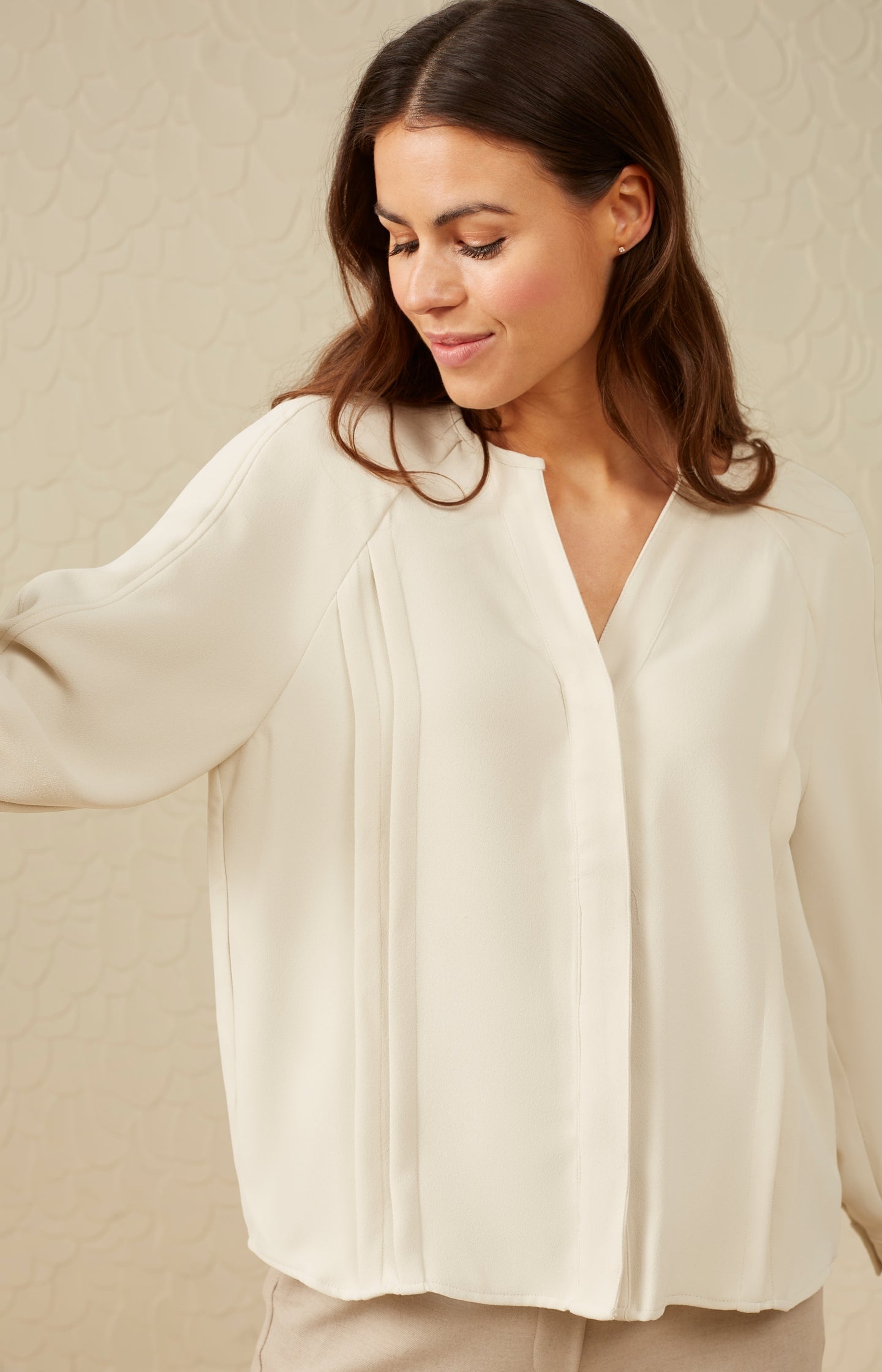 Blouse with V-neck, long puff sleeves and pleated details - Type: lookbook