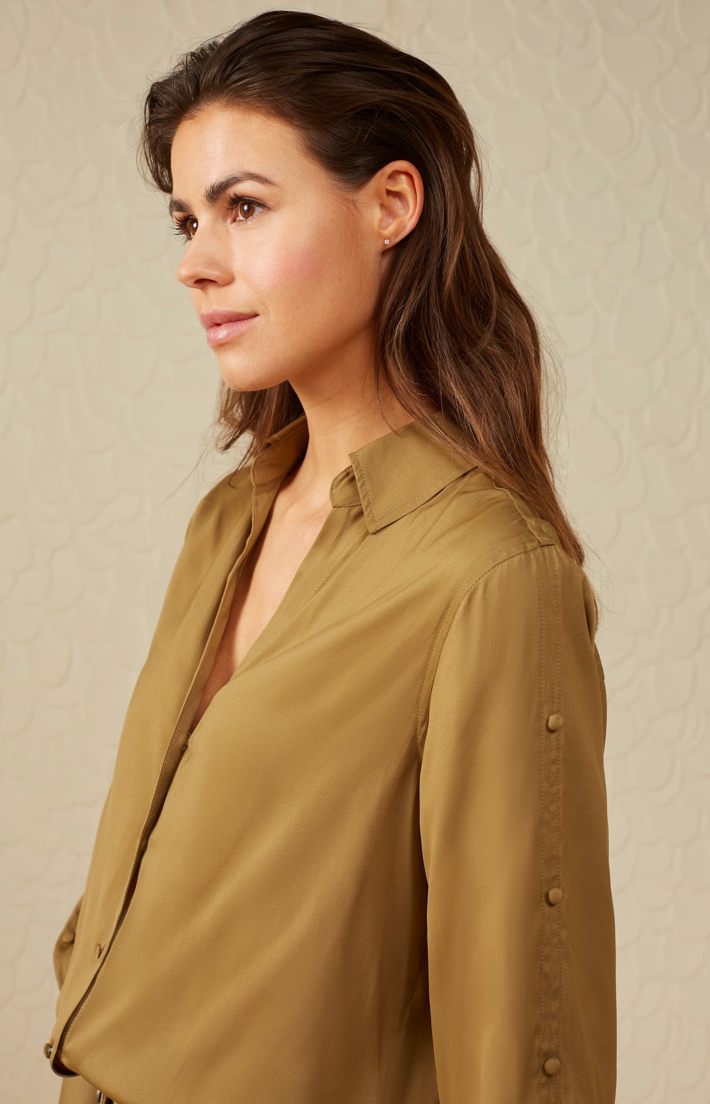 Blouse with V-neck, long sleeves and button details