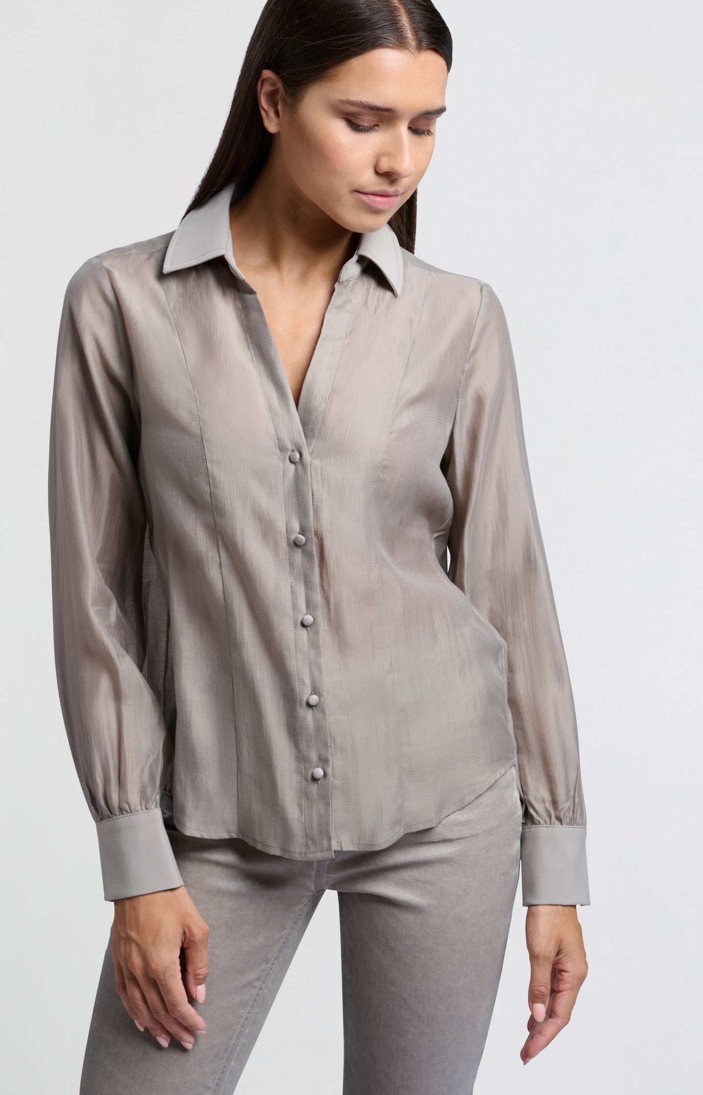 Blouse with V-neck, long sleeves and contrast collar