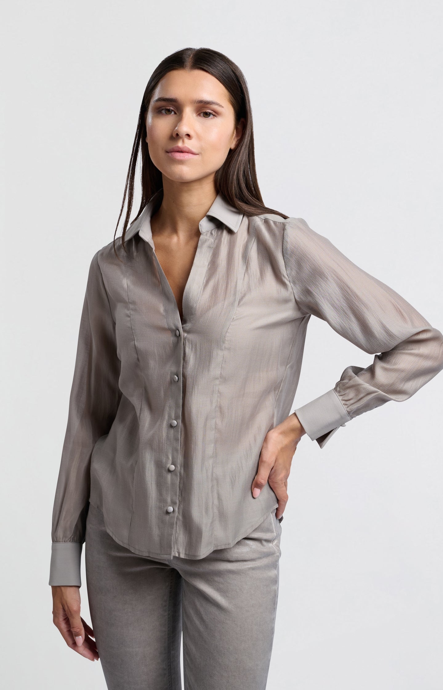 Blouse with V-neck, long sleeves and contrast collar