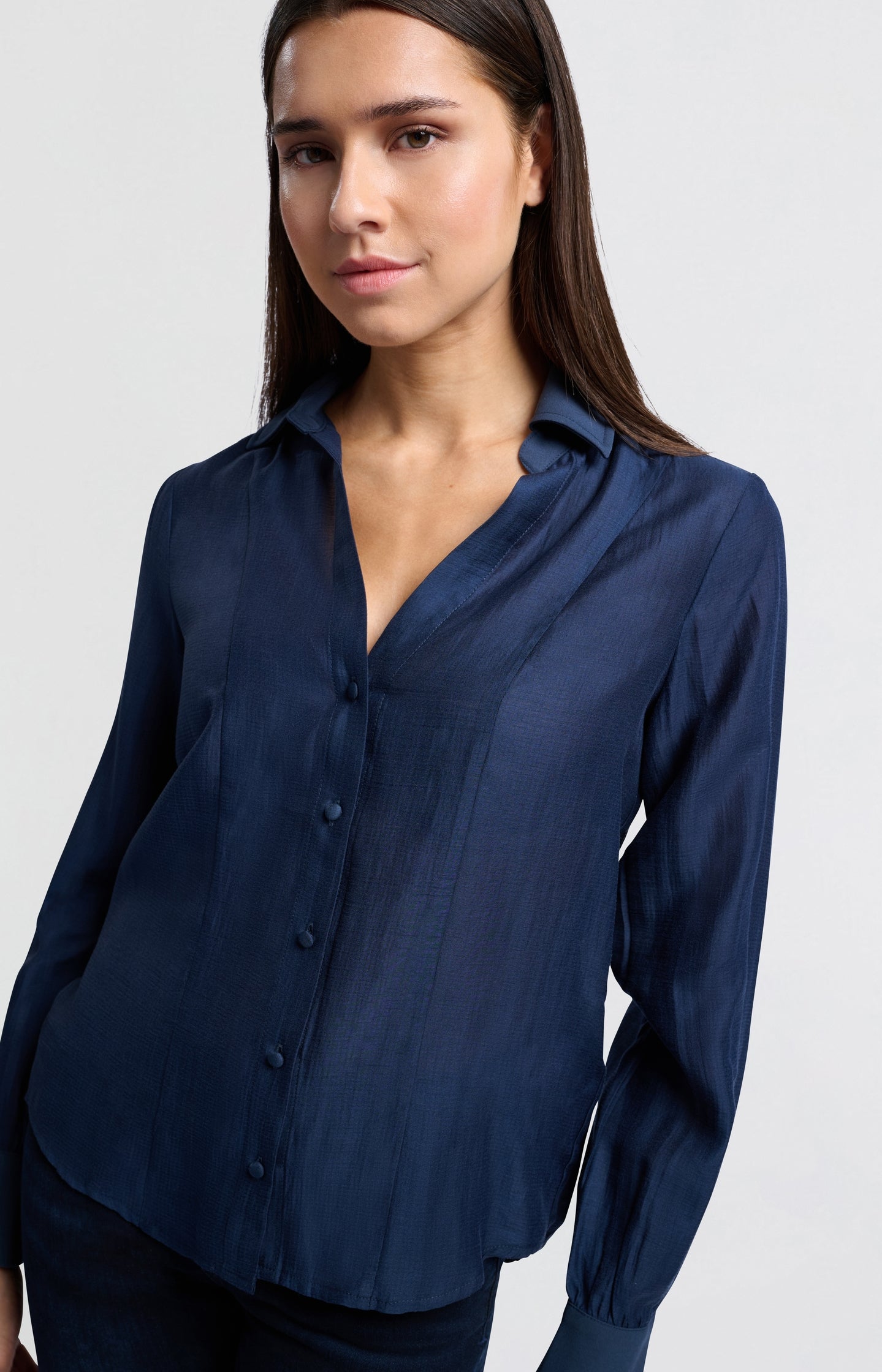 Blouse with V-neck, long sleeves and contrast collar