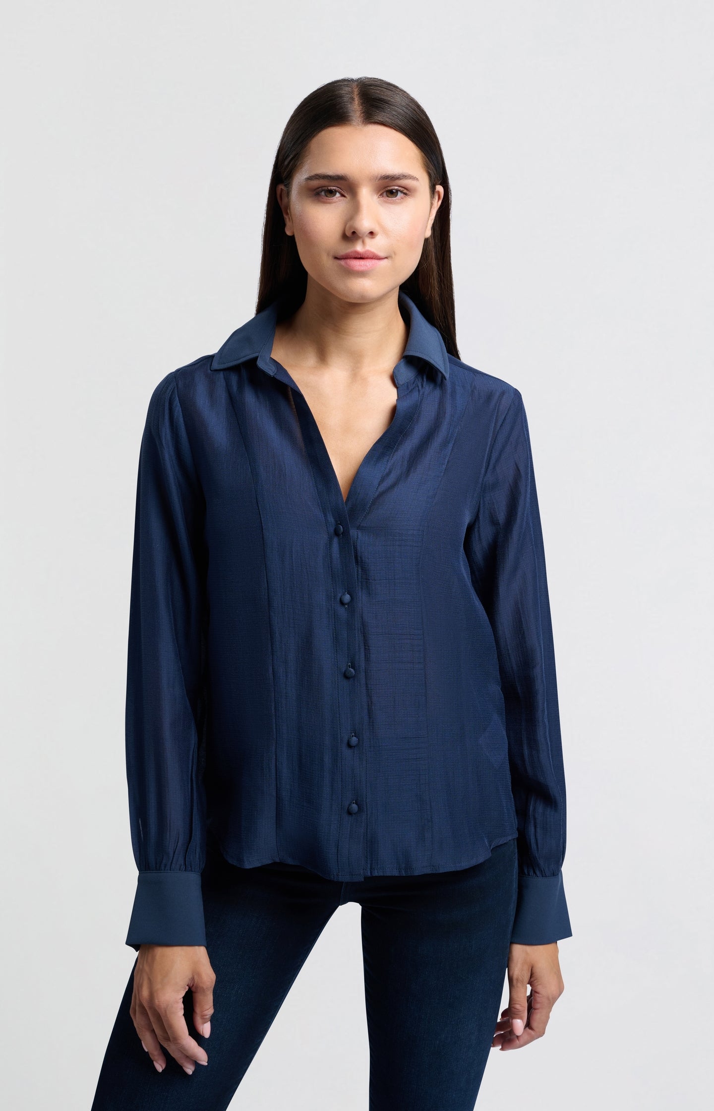 Blouse with V-neck, long sleeves and contrast collar