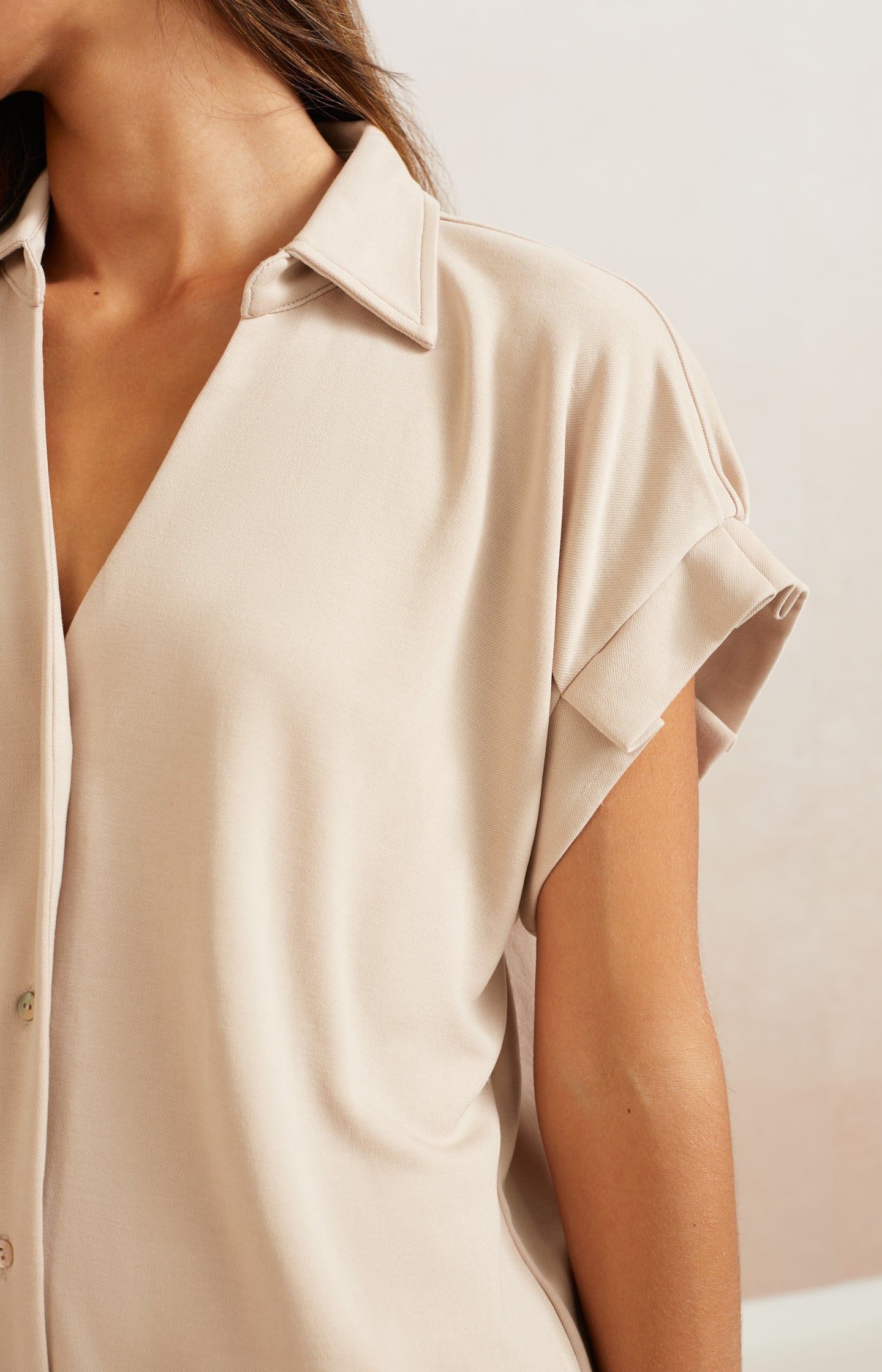 Blouse with V-neck, short sleeve, buttons and folded accent