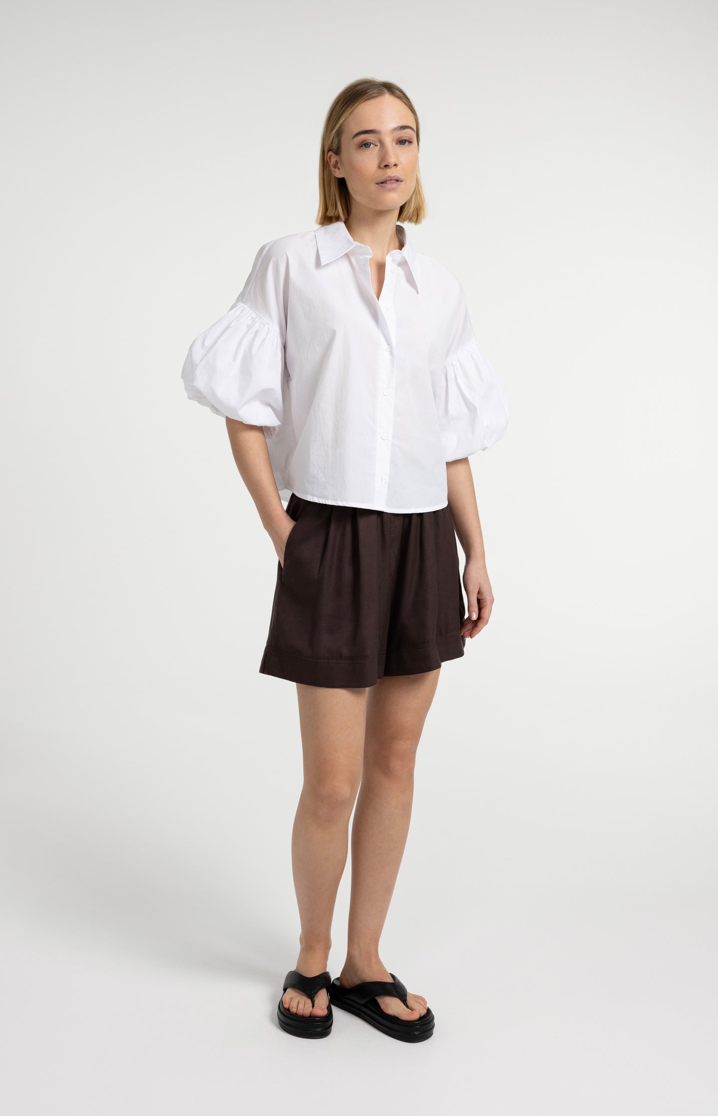 Blouse with voluminous balloon sleeves and classic collar - Type: lookbook