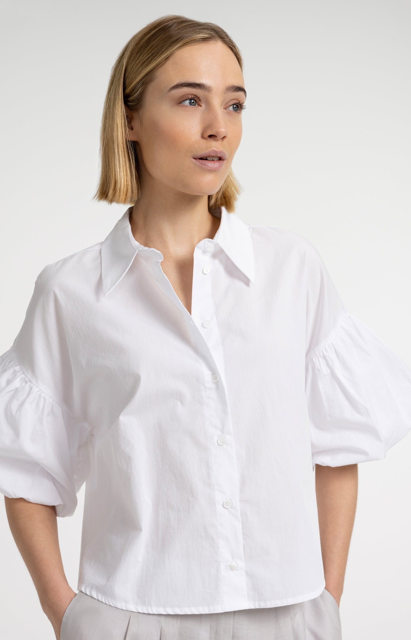 Blouse with voluminous balloon sleeves and classic collar
