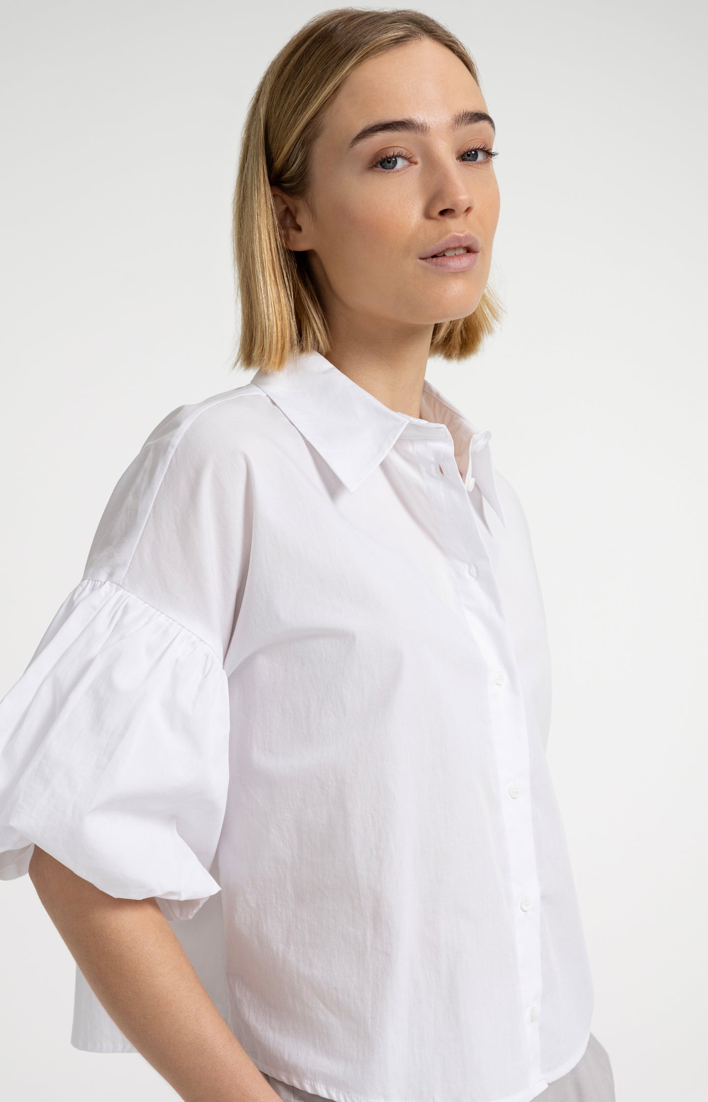 Blouse with voluminous balloon sleeves and classic collar