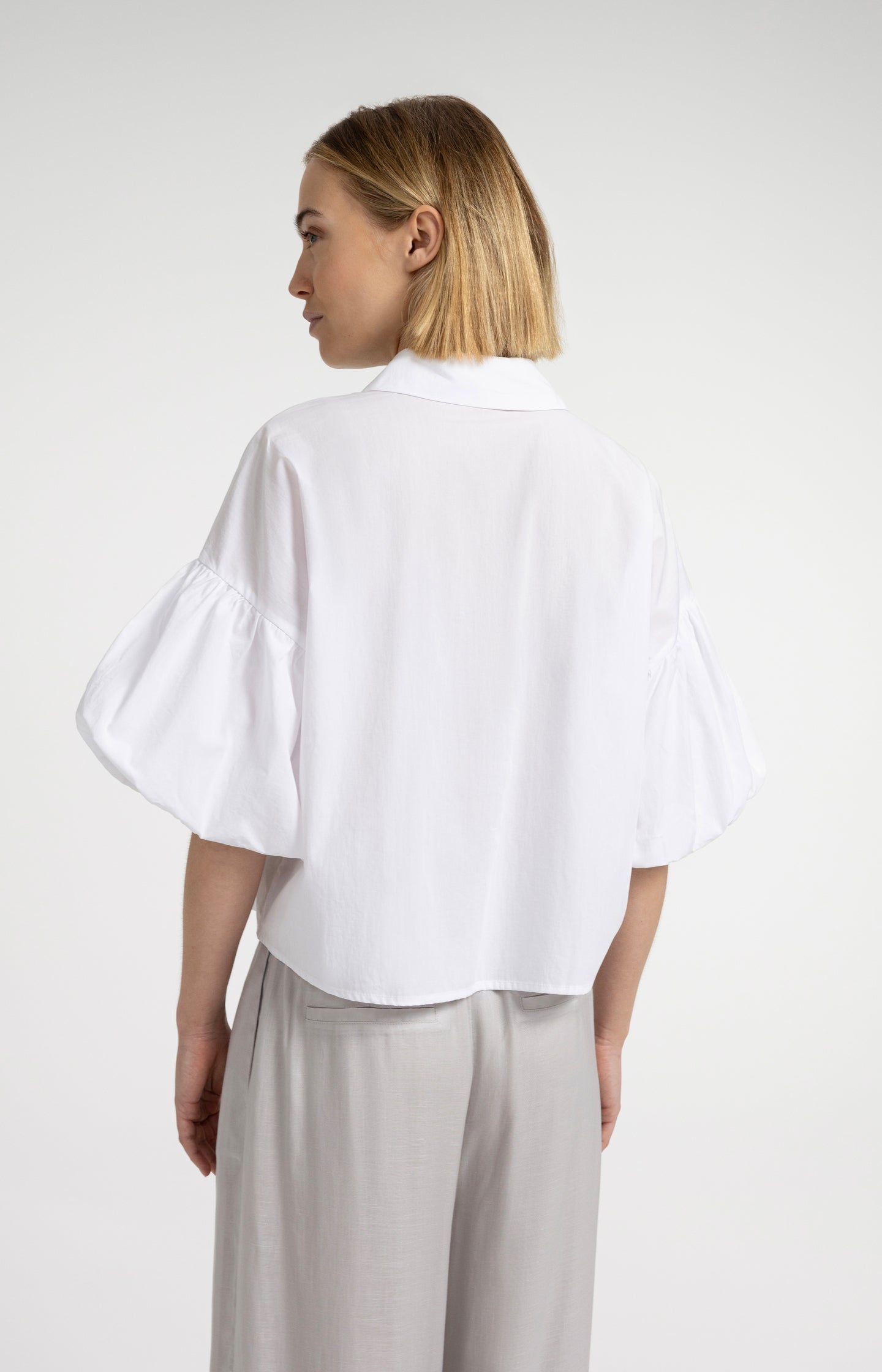 Blouse with voluminous balloon sleeves and classic collar