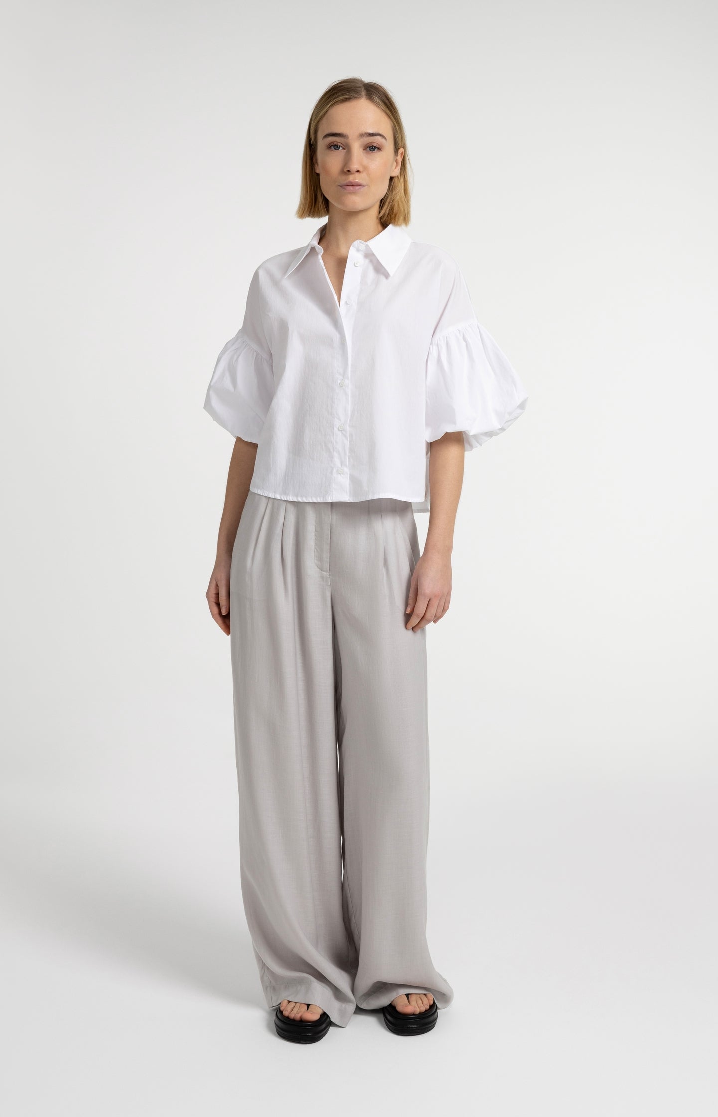 Blouse with voluminous balloon sleeves and classic collar