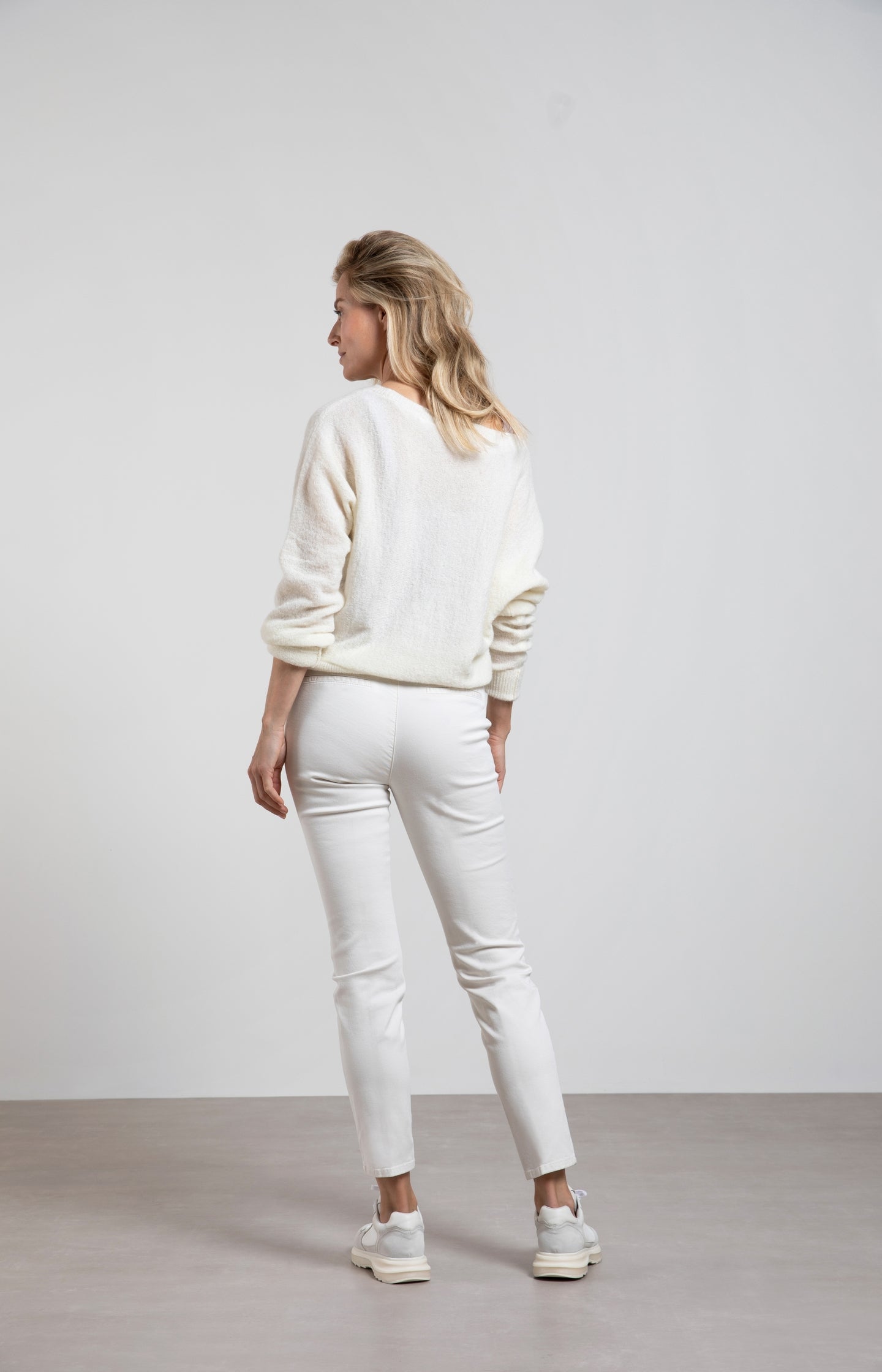 Boatneck sweater with long sleeves and a seam detail - Type: lookbook