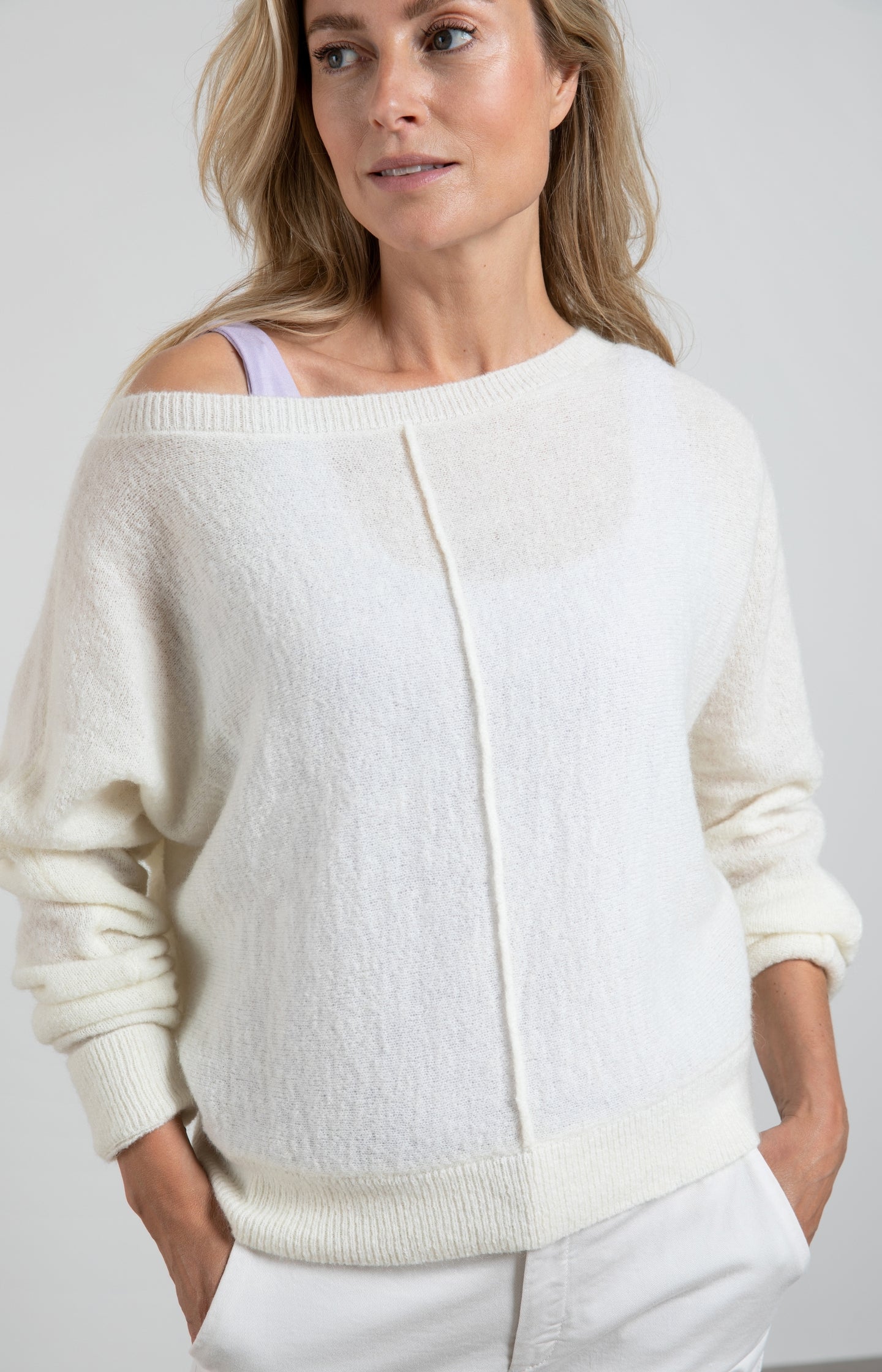 Boatneck sweater with long sleeves and a seam detail