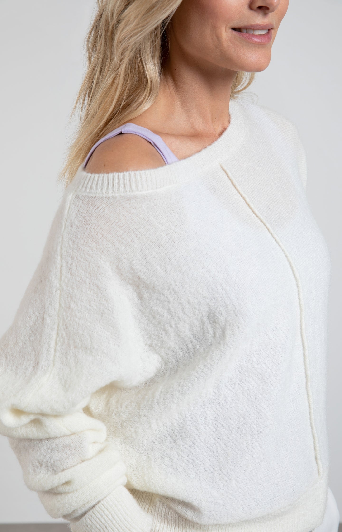 Boatneck sweater with long sleeves and a seam detail