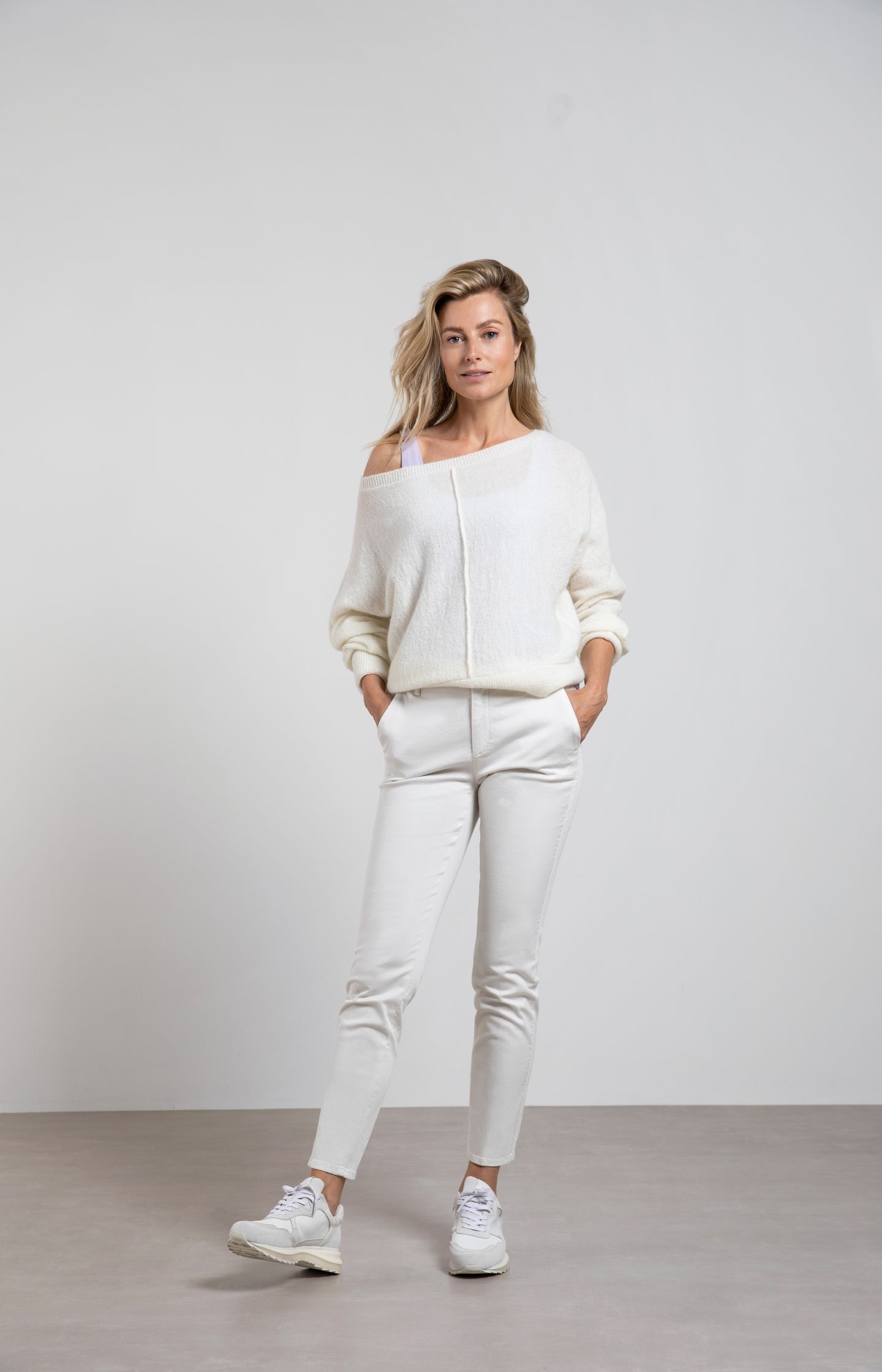 Boatneck sweater with long sleeves and a seam detail