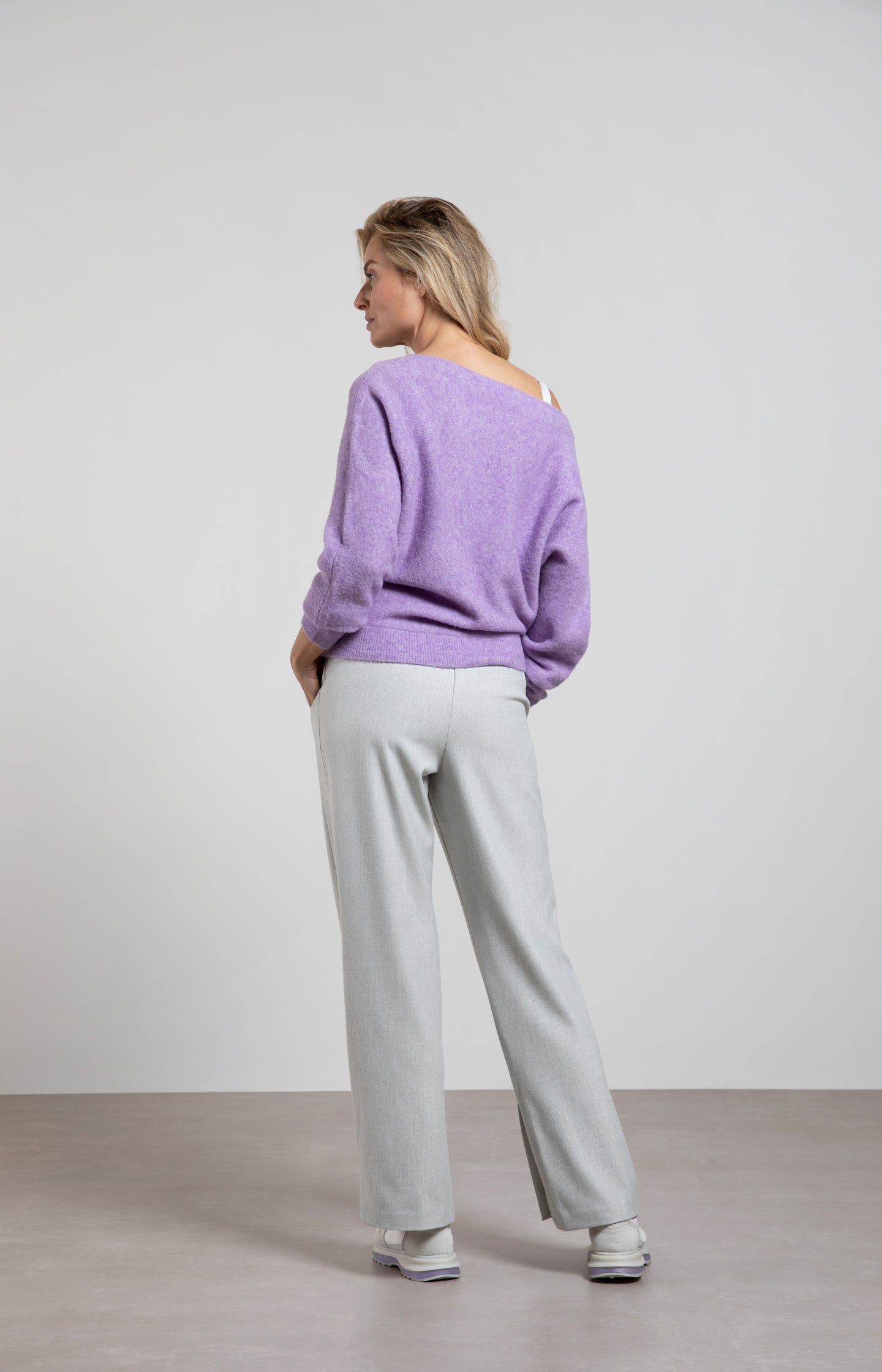 Boatneck sweater with long sleeves and a seam detail