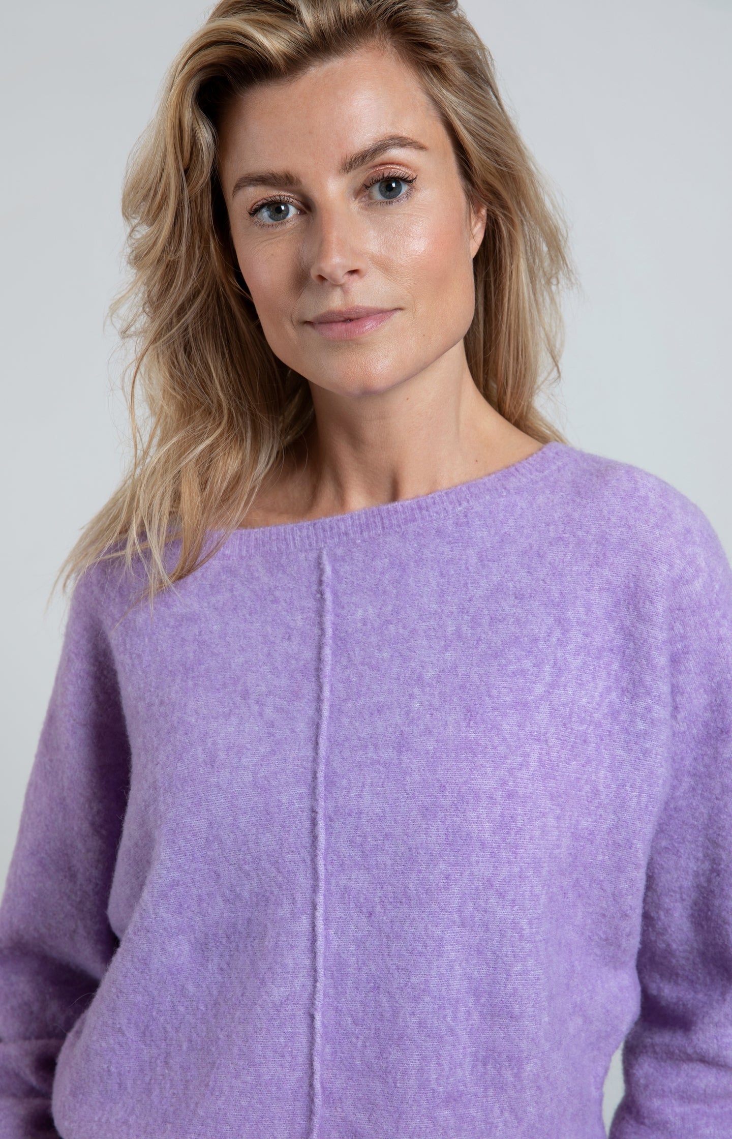 Boatneck sweater with long sleeves and a seam detail