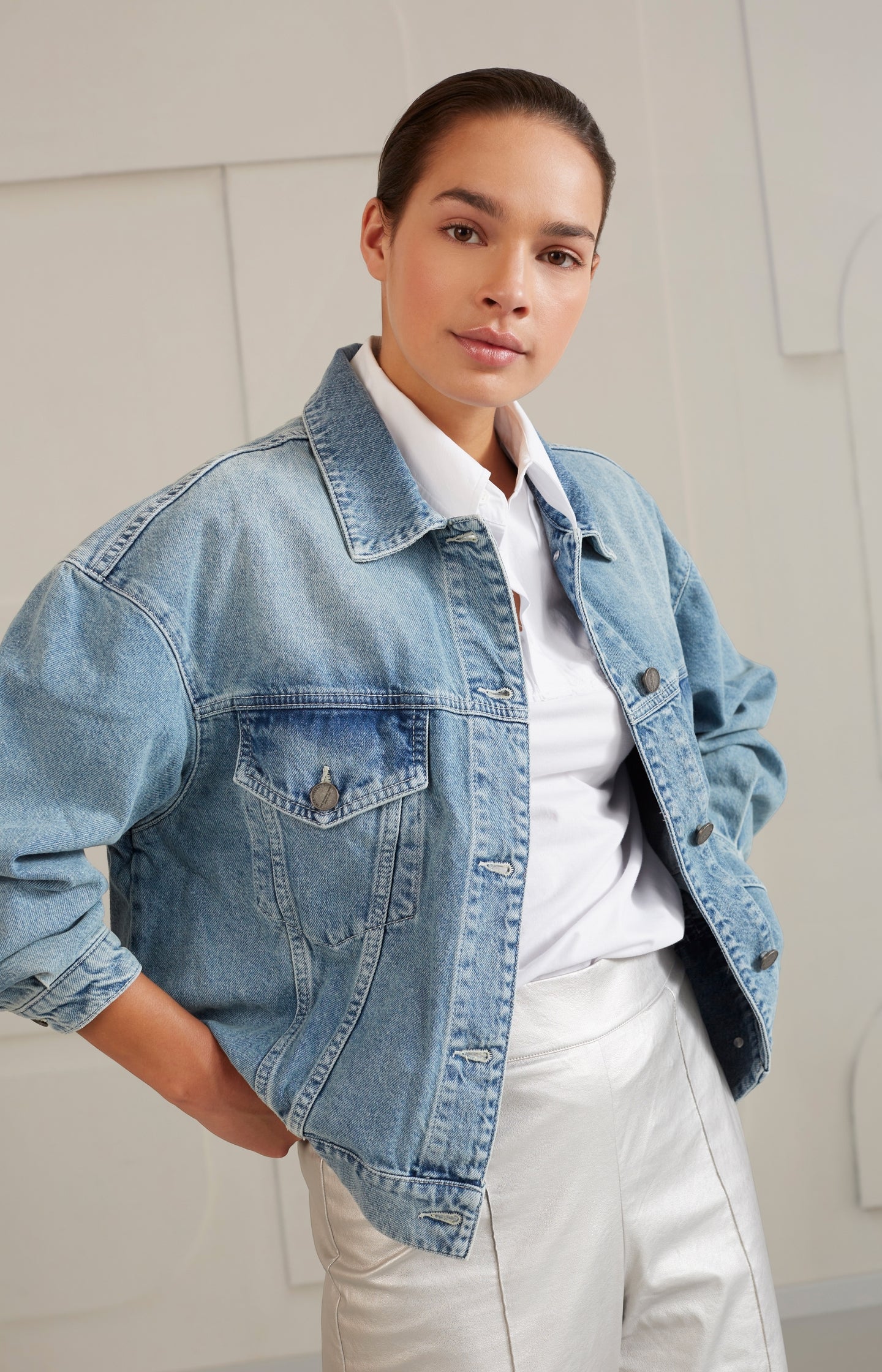 Langärmelige Bomber-Jeansjacke mit Knöpfen und Taschen