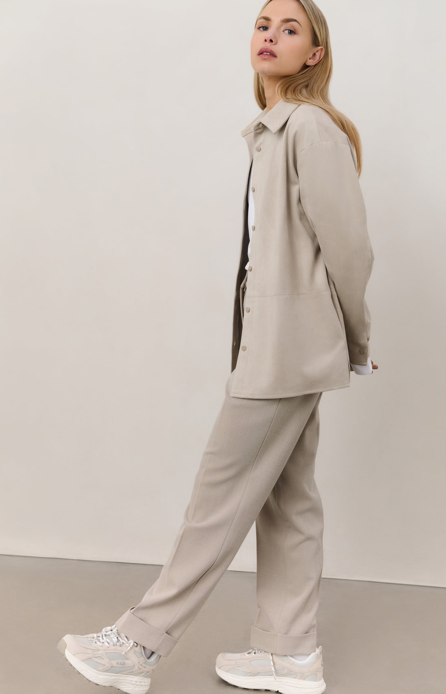 Boouse with suede-look and thin belt - Type: lookbook
