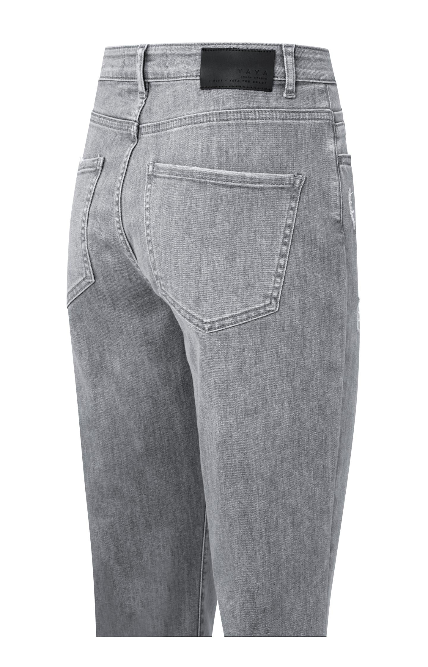 Boyfriend denim with straight leg, five pockets and zip fly