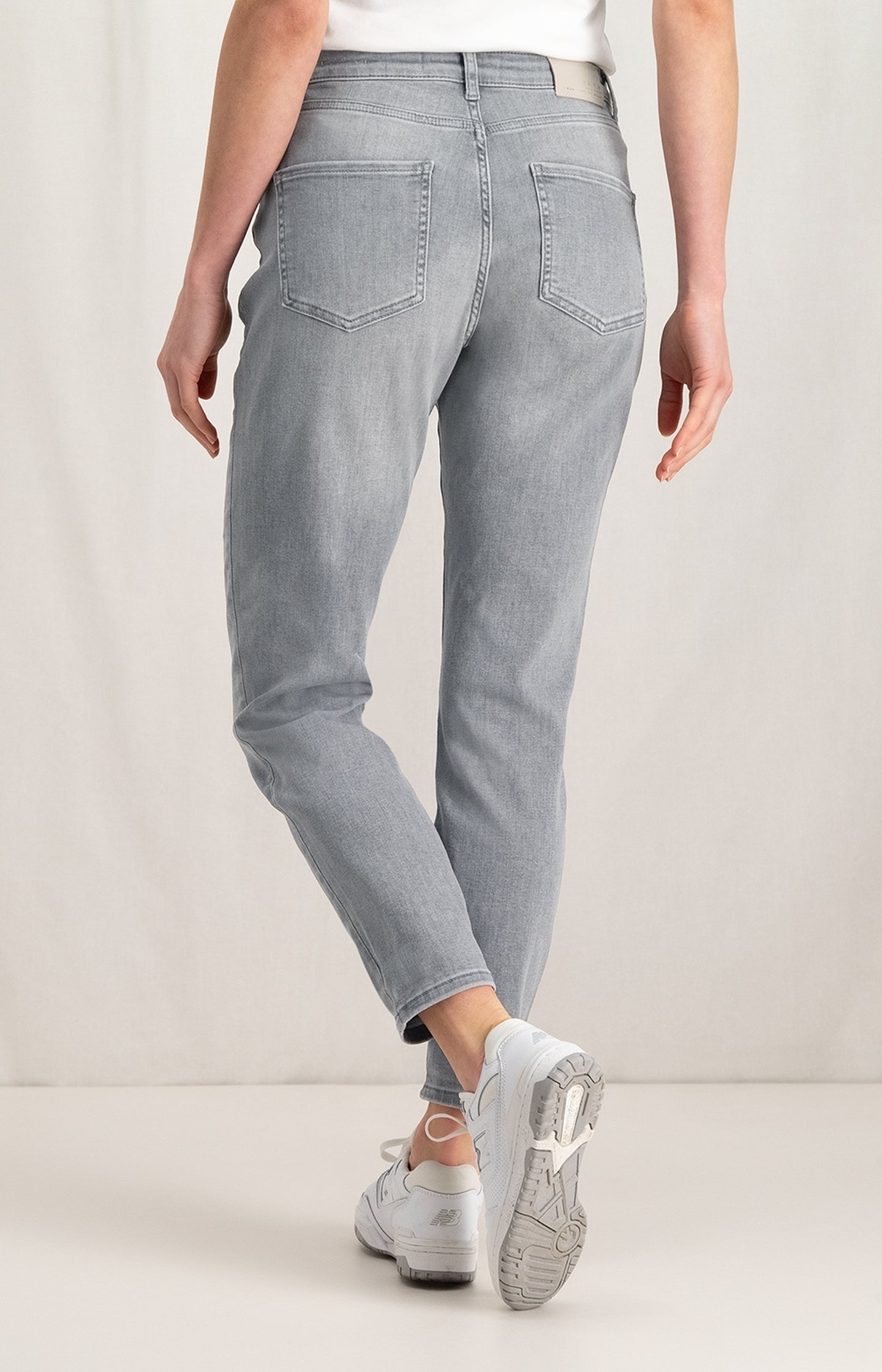 Boyfriend denim with straight leg, five pockets and zip fly