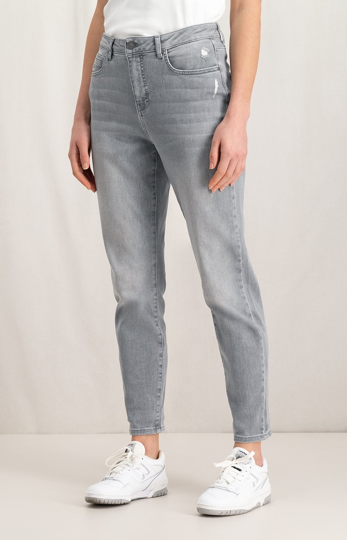 Boyfriend denim with straight leg, five pockets and zip fly