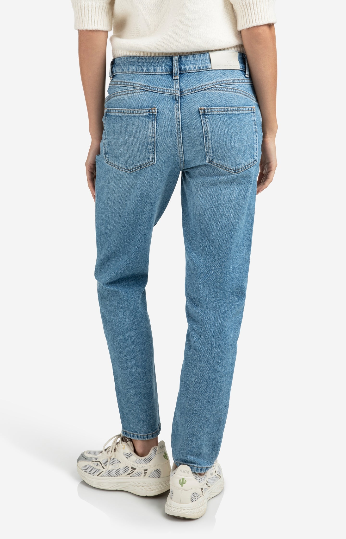 Boyfriend jeans with mid waist and straight legs