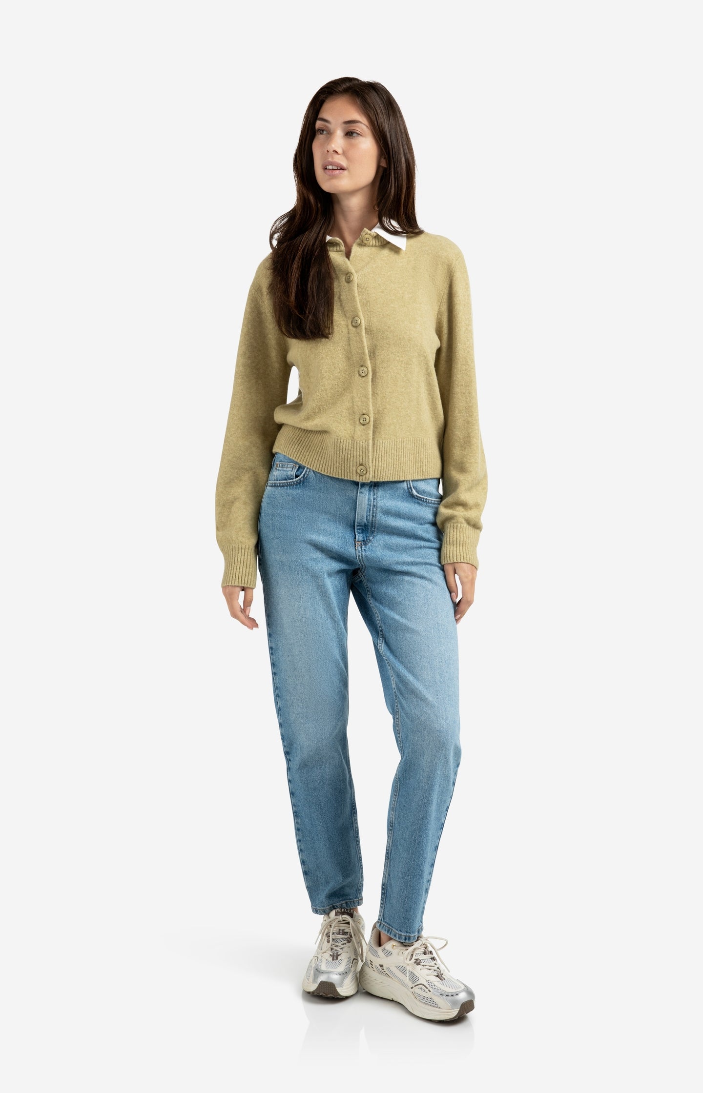 Boyfriend jeans with mid waist and straight legs