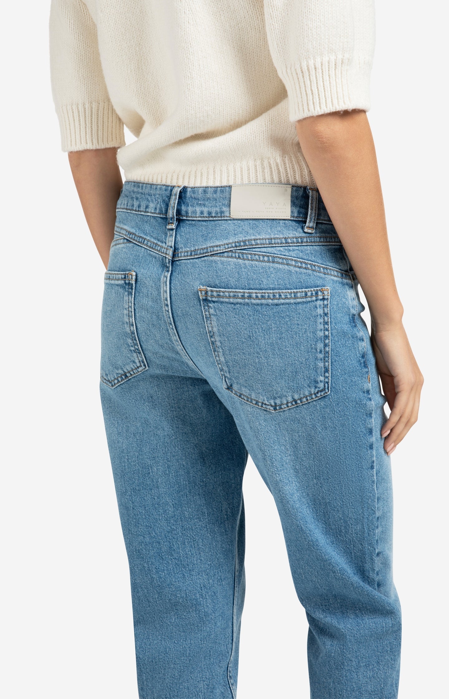 Boyfriend jeans with mid waist and straight legs
