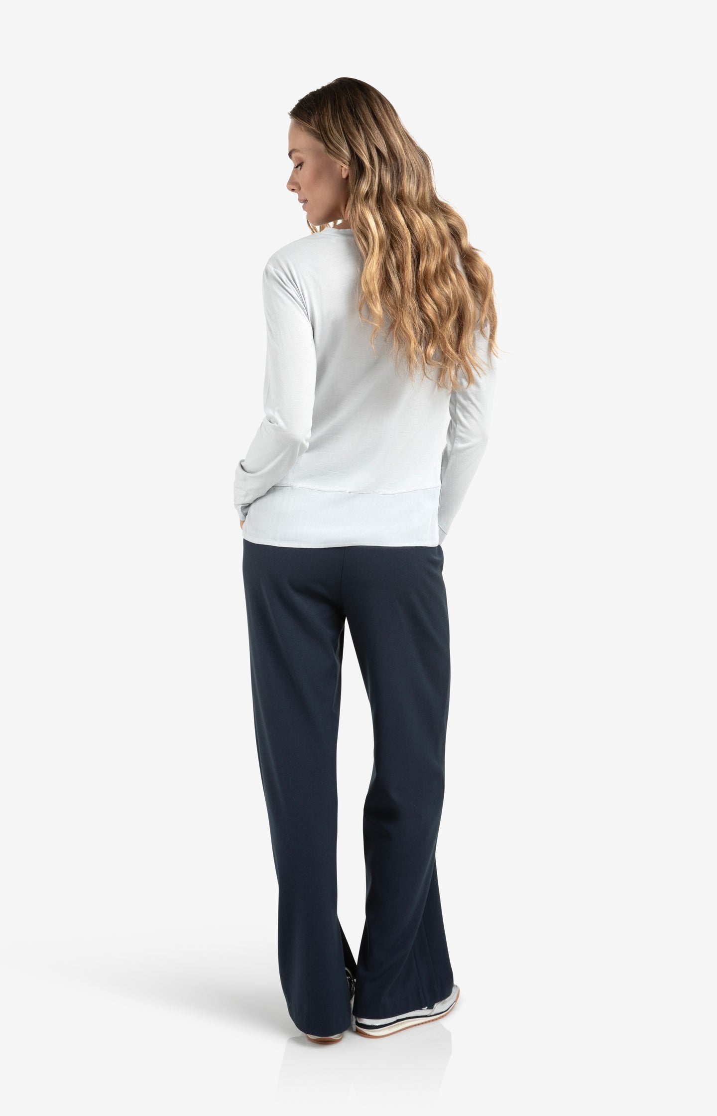Boyfriend jeans with mid waist and straight legs