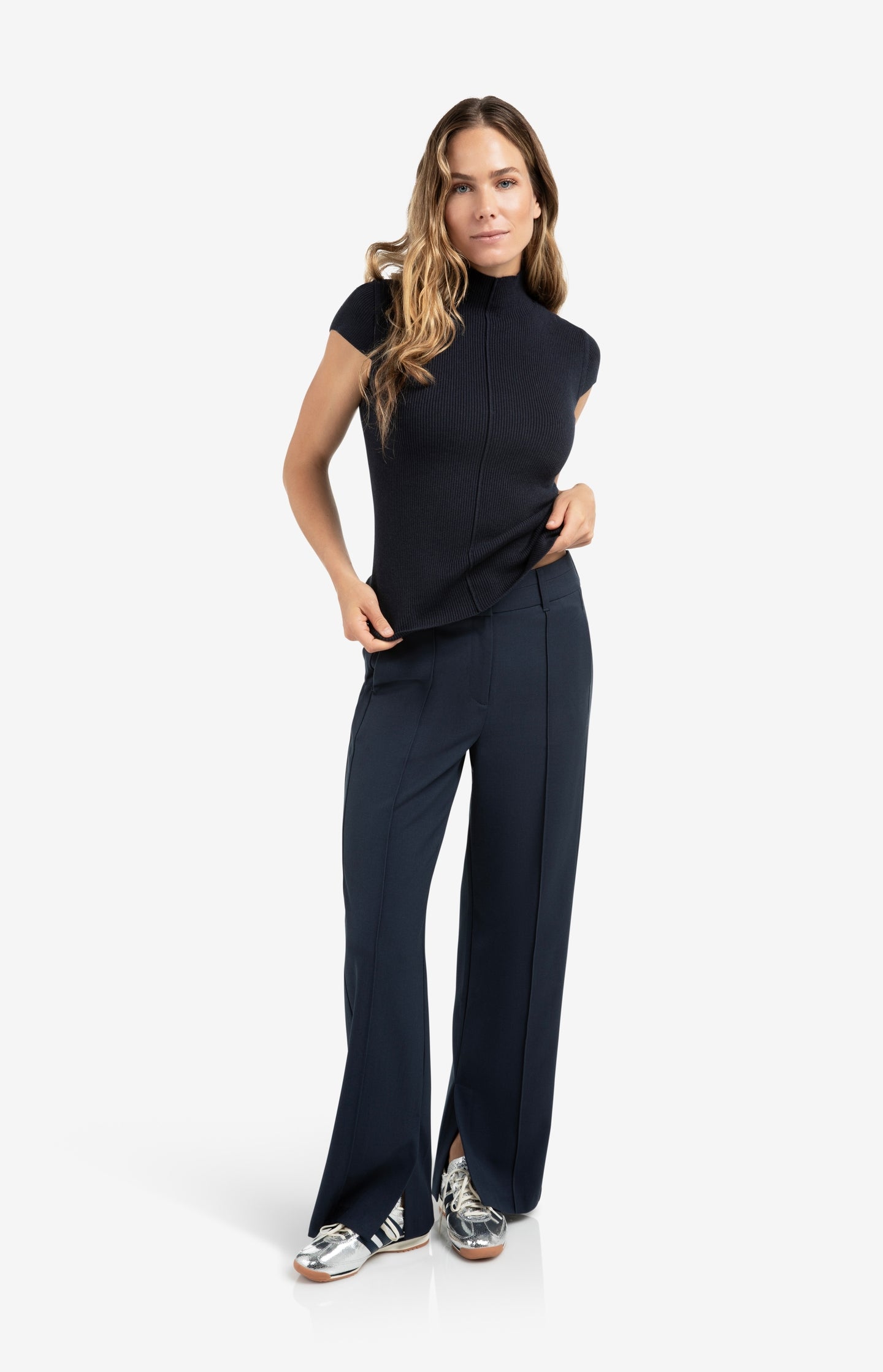 Boyfriend jeans with mid waist and straight legs