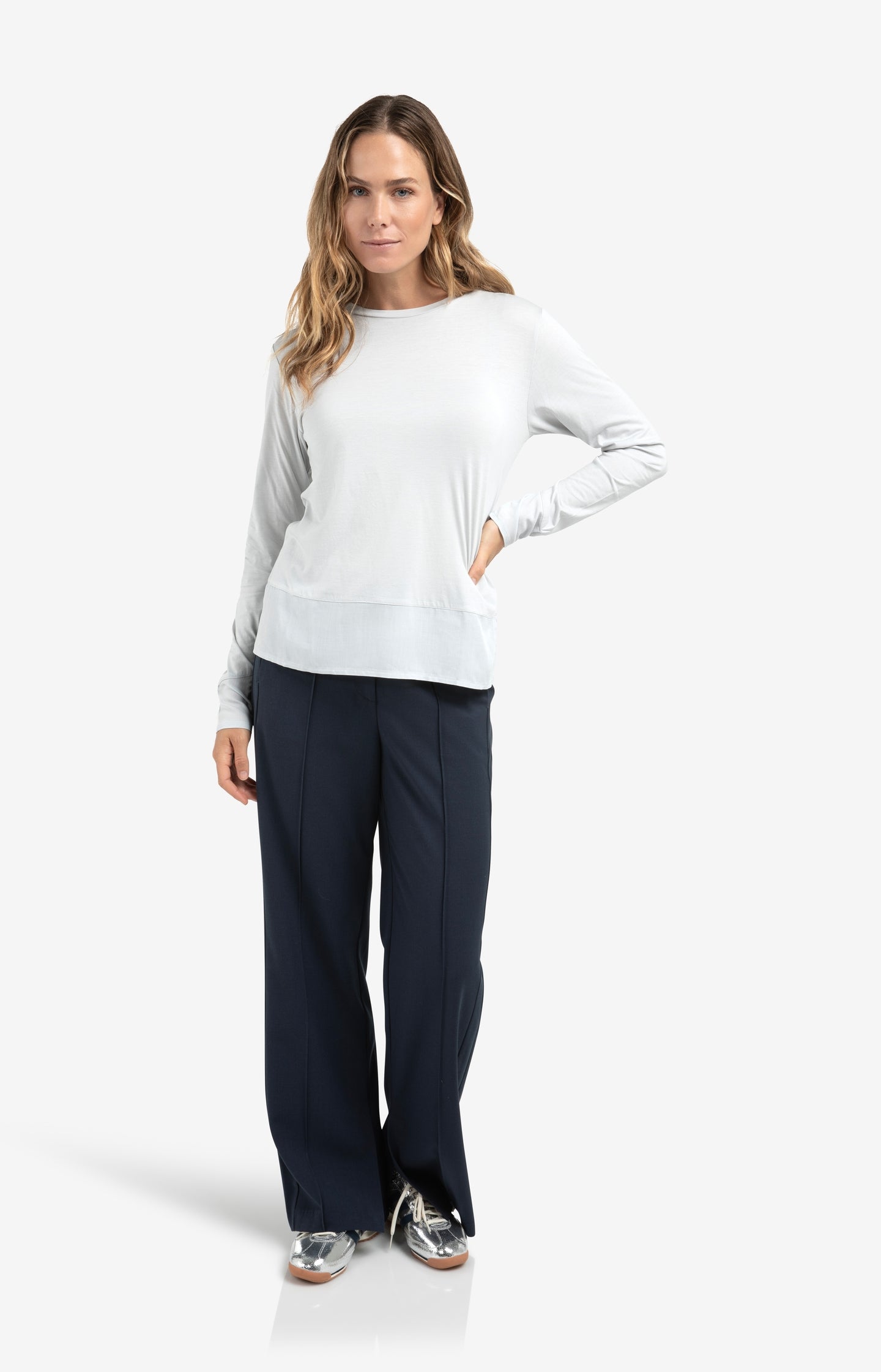 Boyfriend jeans with mid waist and straight legs
