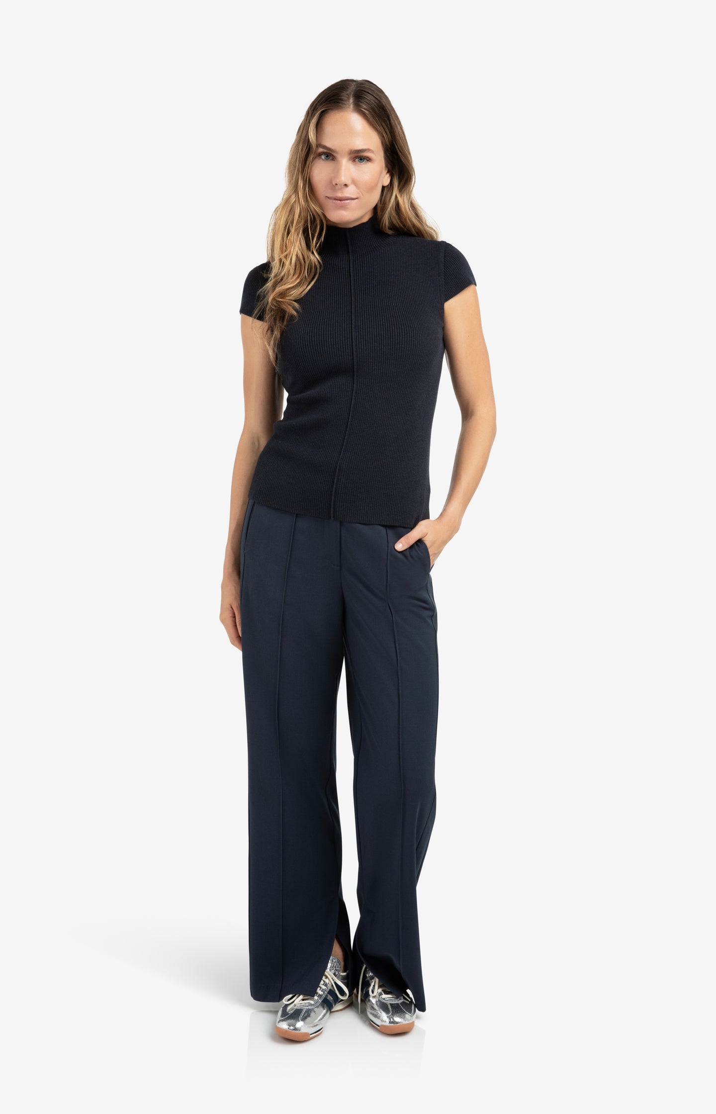 Boyfriend jeans with mid waist and straight legs
