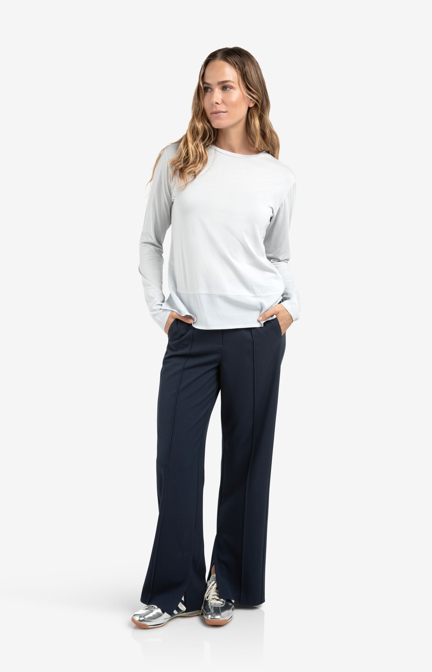 Boyfriend jeans with mid waist and straight legs